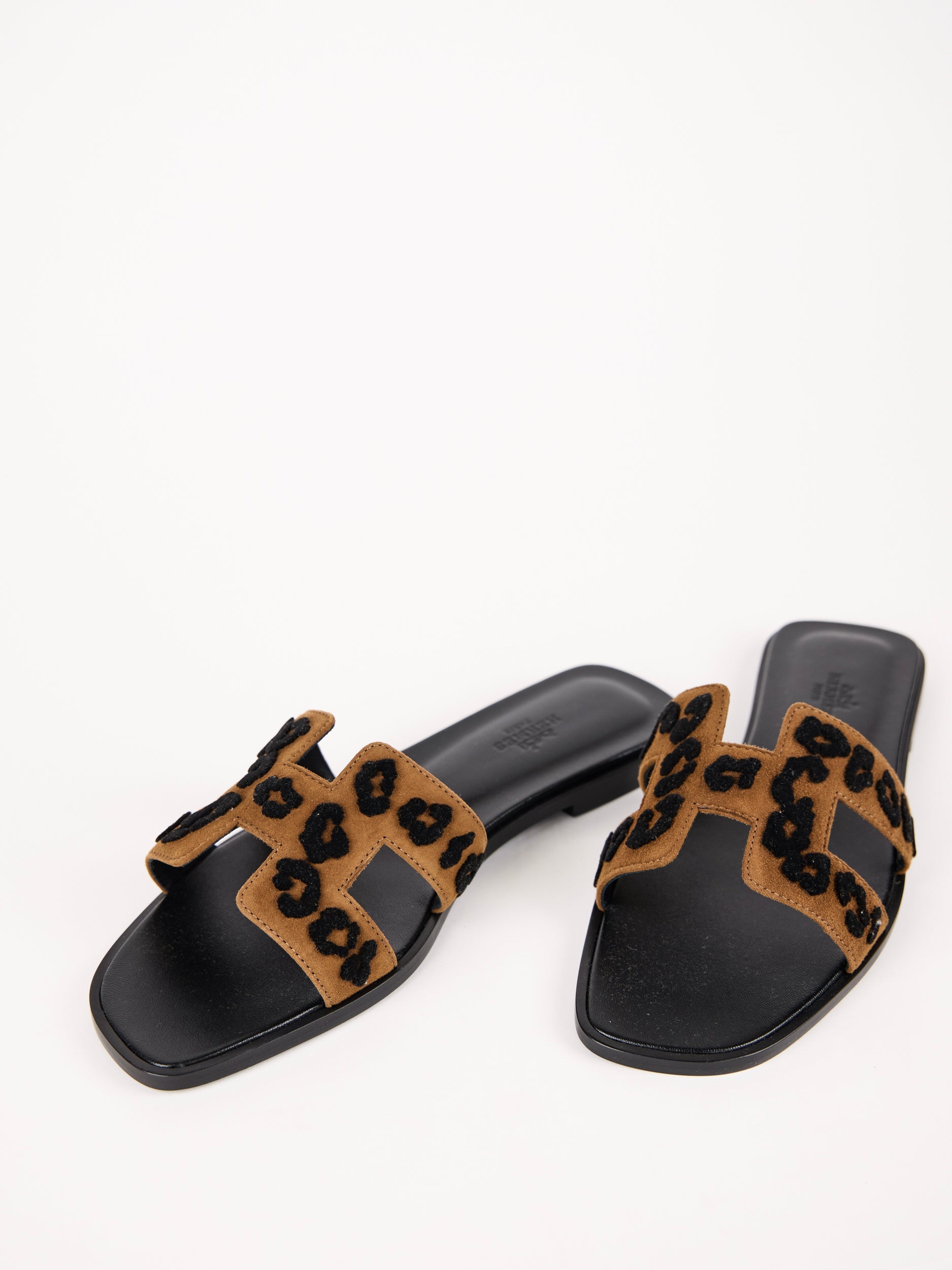 HERMÈS ORAN SANDAL BRUN FUME & NOIR LEOPARD Tuffed Suede - Size 39