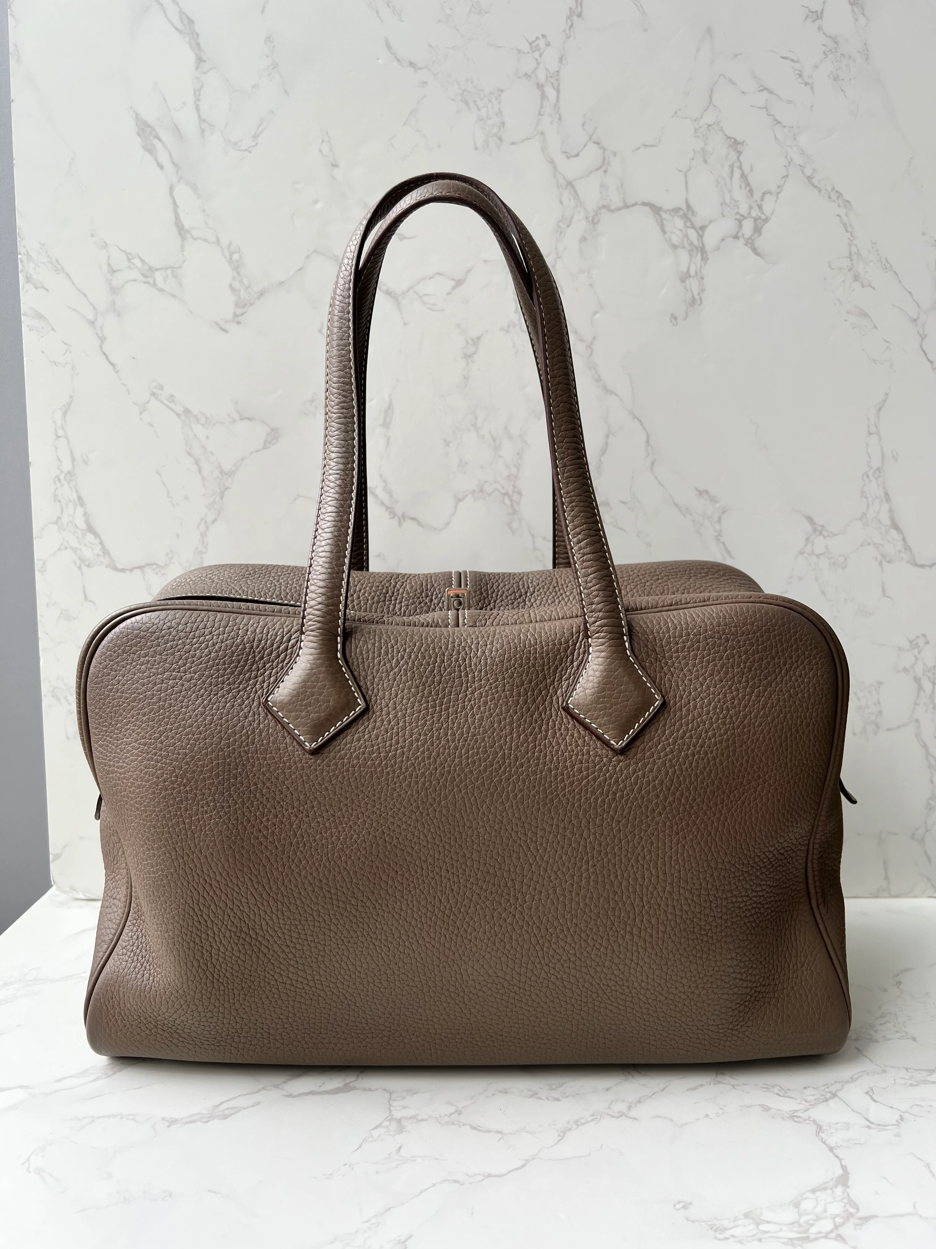 Hermes Victoria 35 Etoupe Clemence PHW #T
Comes with Dustbag SYCE0807YR