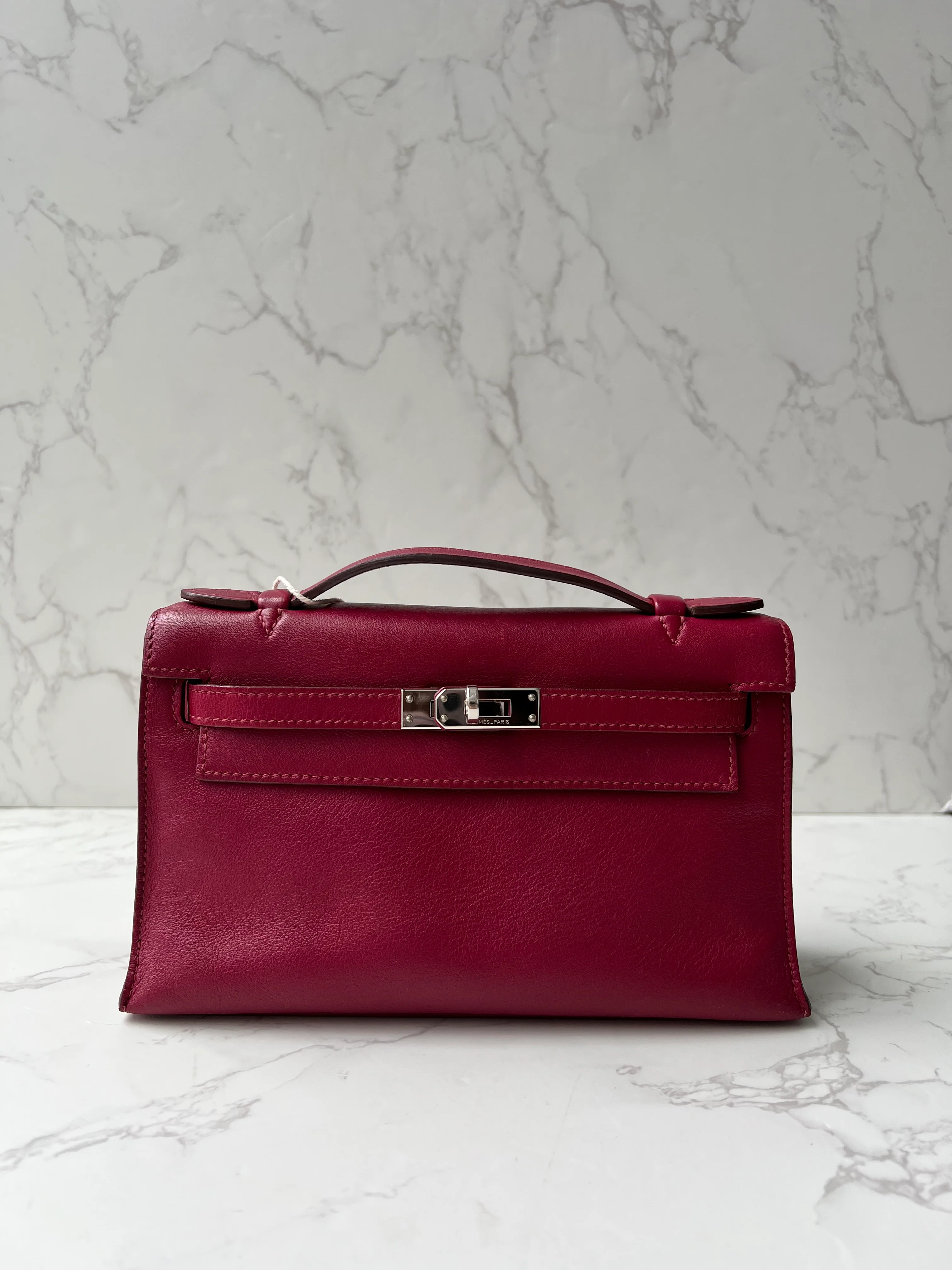 Hermes Kelly Pochette Rubis Swift PHW #O
Comes with Dustbag SYCF140438