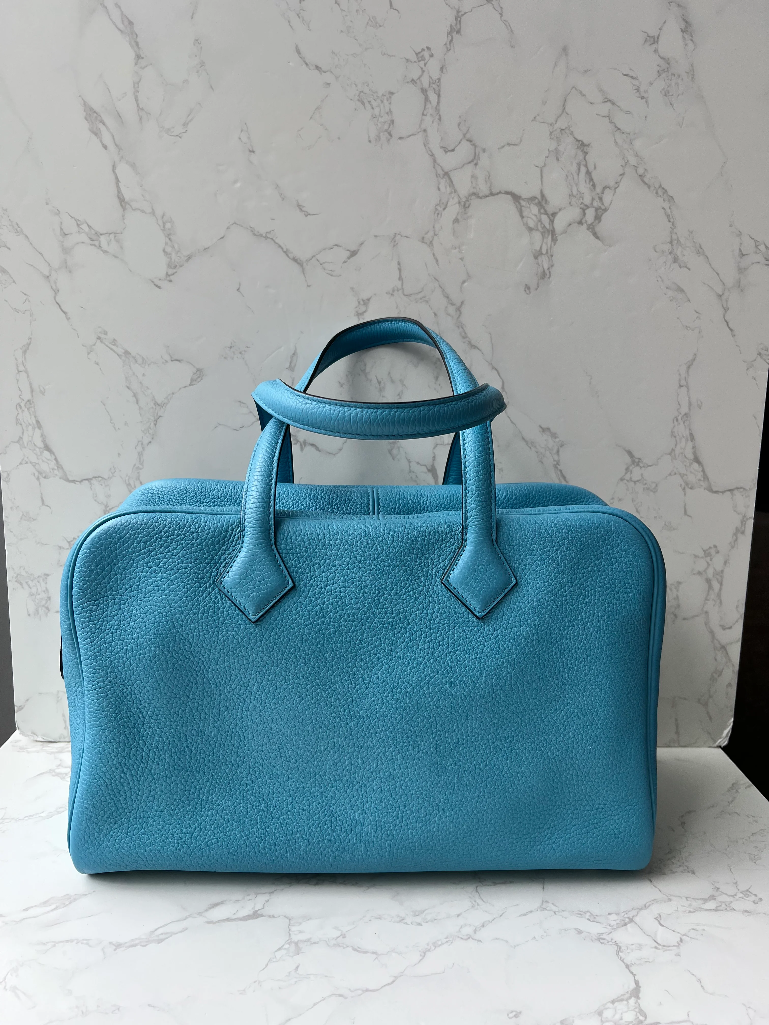 Hermes Victoria 35 Blue De Nord Clemence PHW #D
Comes with Dustbag SYCE3006SK