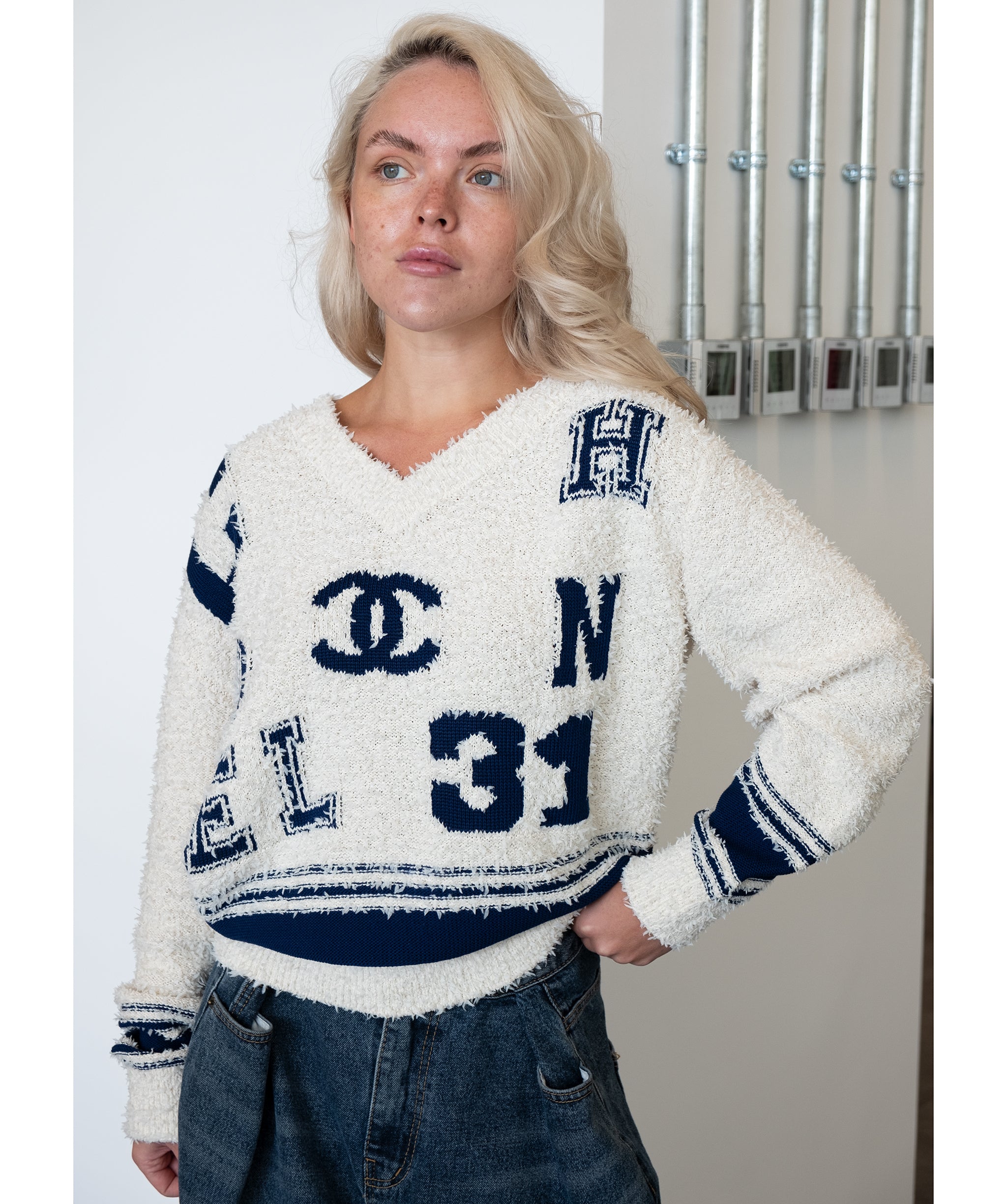 Chanel Cream Navy Sweatshirt	 DXBS0500