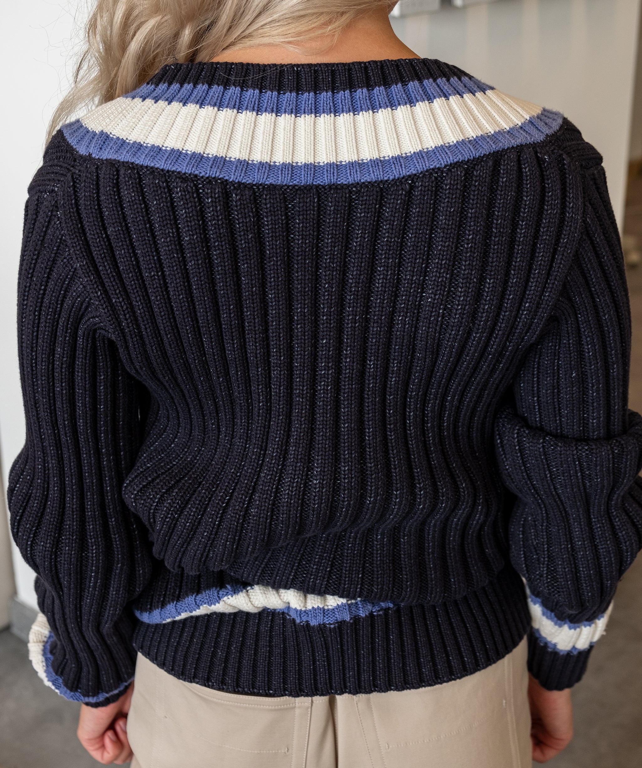 Chanel Blue V-neck knit P47681K06051	DXBS0498