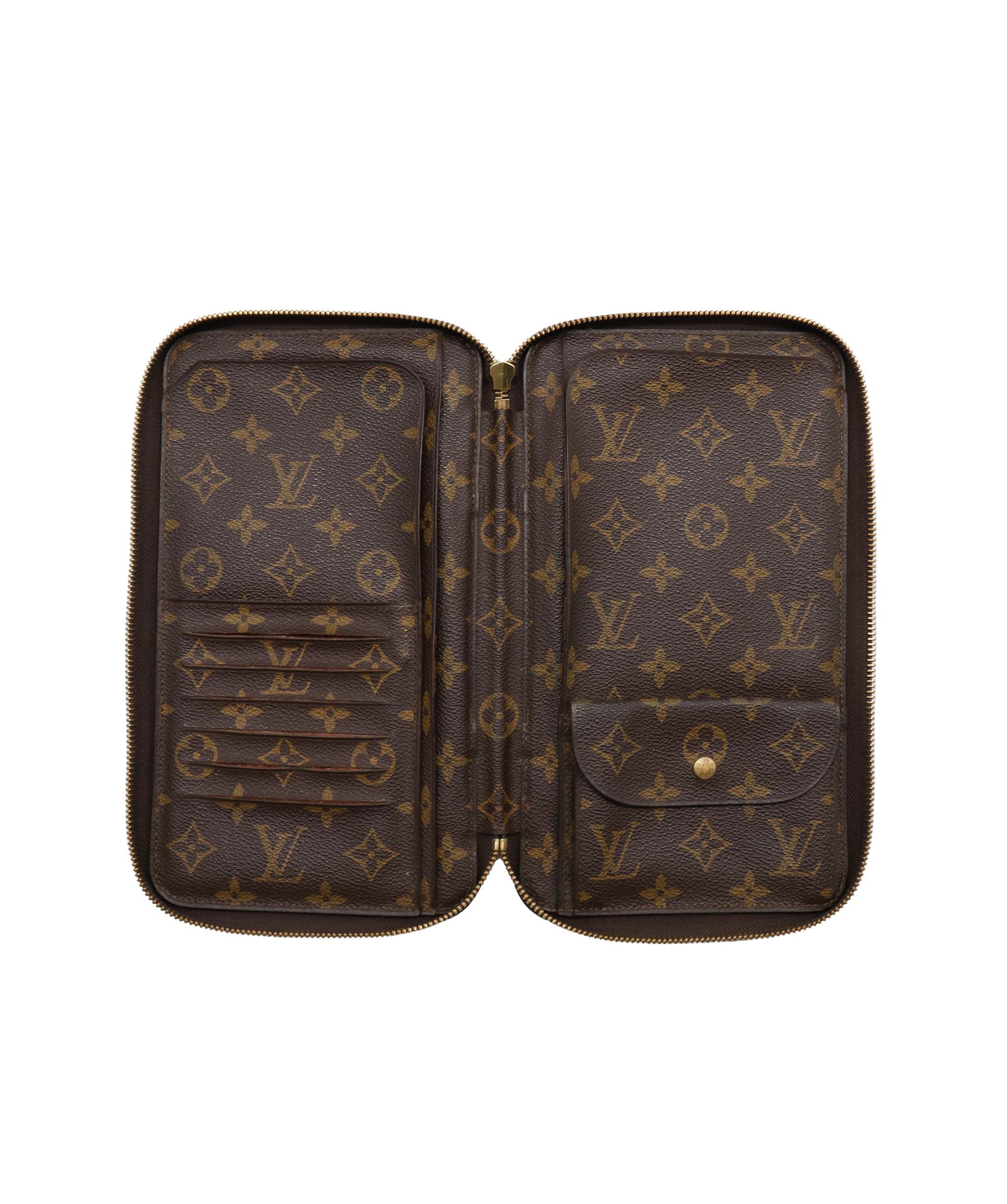 LOUIS VUITTON Monogram Poche Escapade Travel Case M60113 LV Auth 88200 DXBV0177