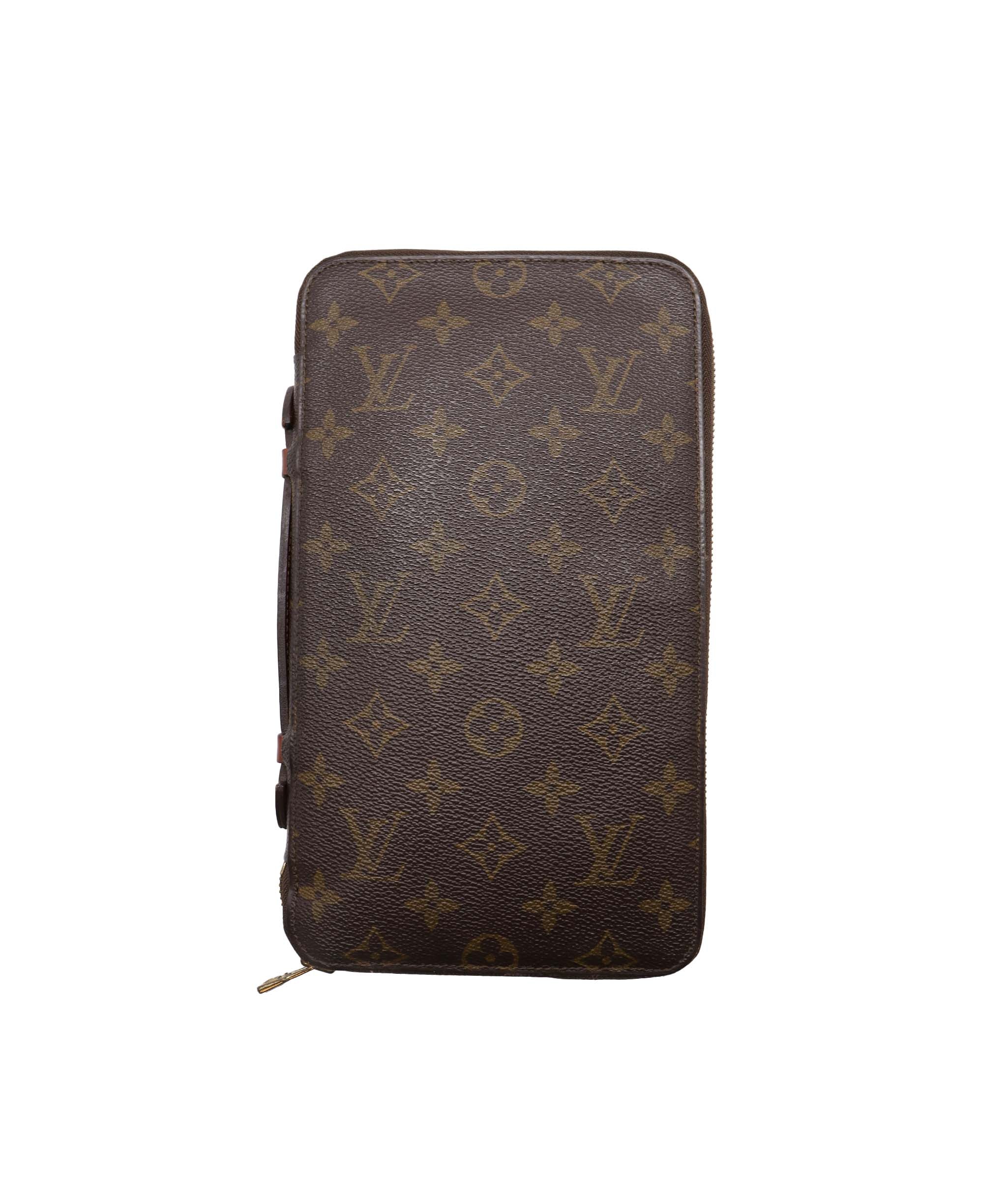 LOUIS VUITTON Monogram Poche Escapade Travel Case M60113 LV Auth 91943 DXBV0176