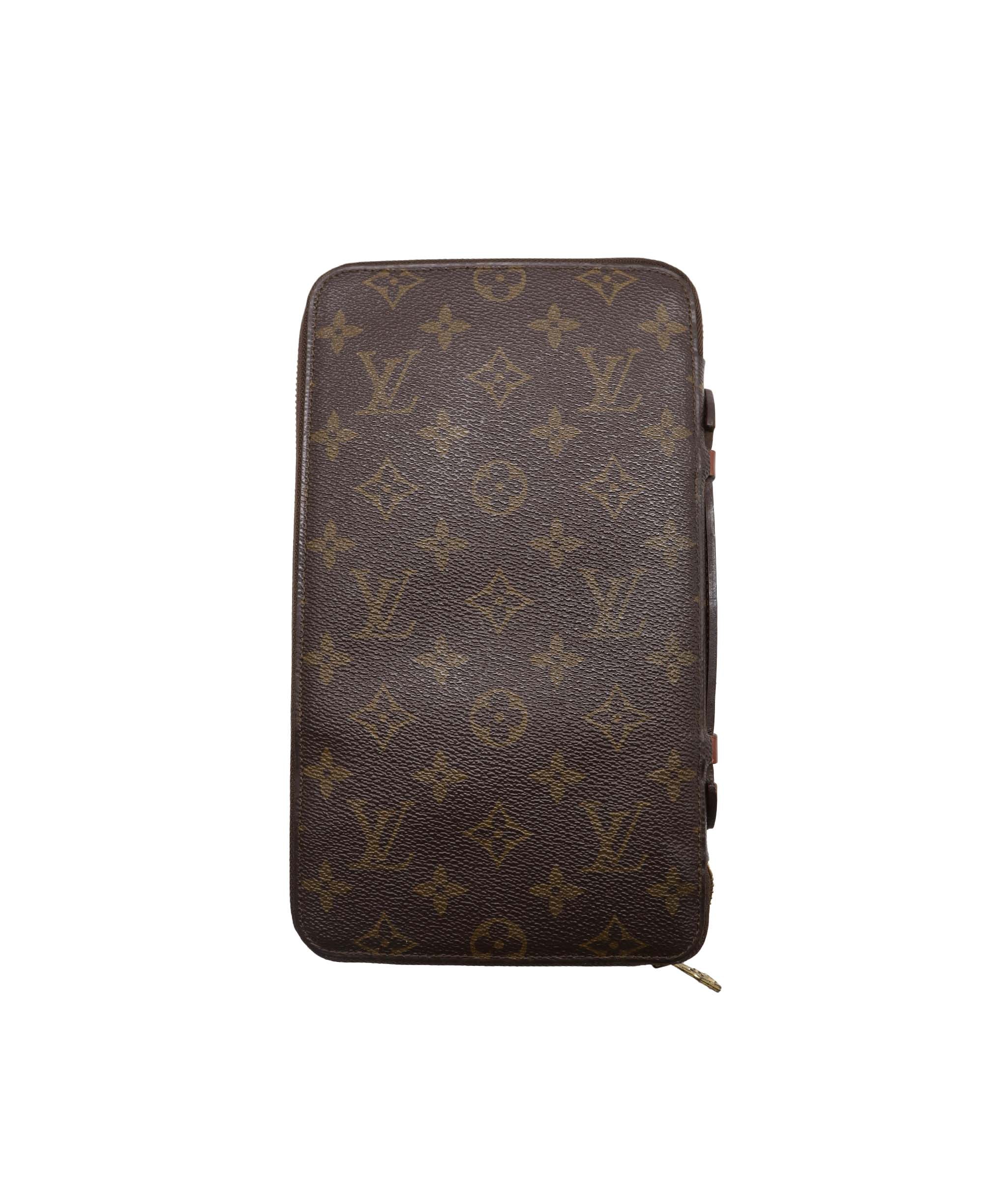 LOUIS VUITTON Monogram Poche Escapade Travel Case M60113 LV Auth 91943 DXBV0176