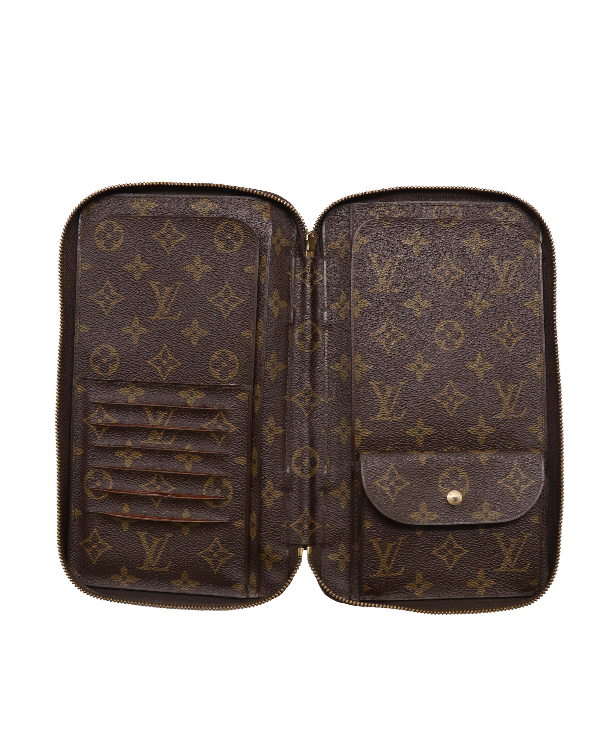 LOUIS VUITTON Monogram Poche Escapade Travel Case M60113 LV Auth 91943 DXBV0176