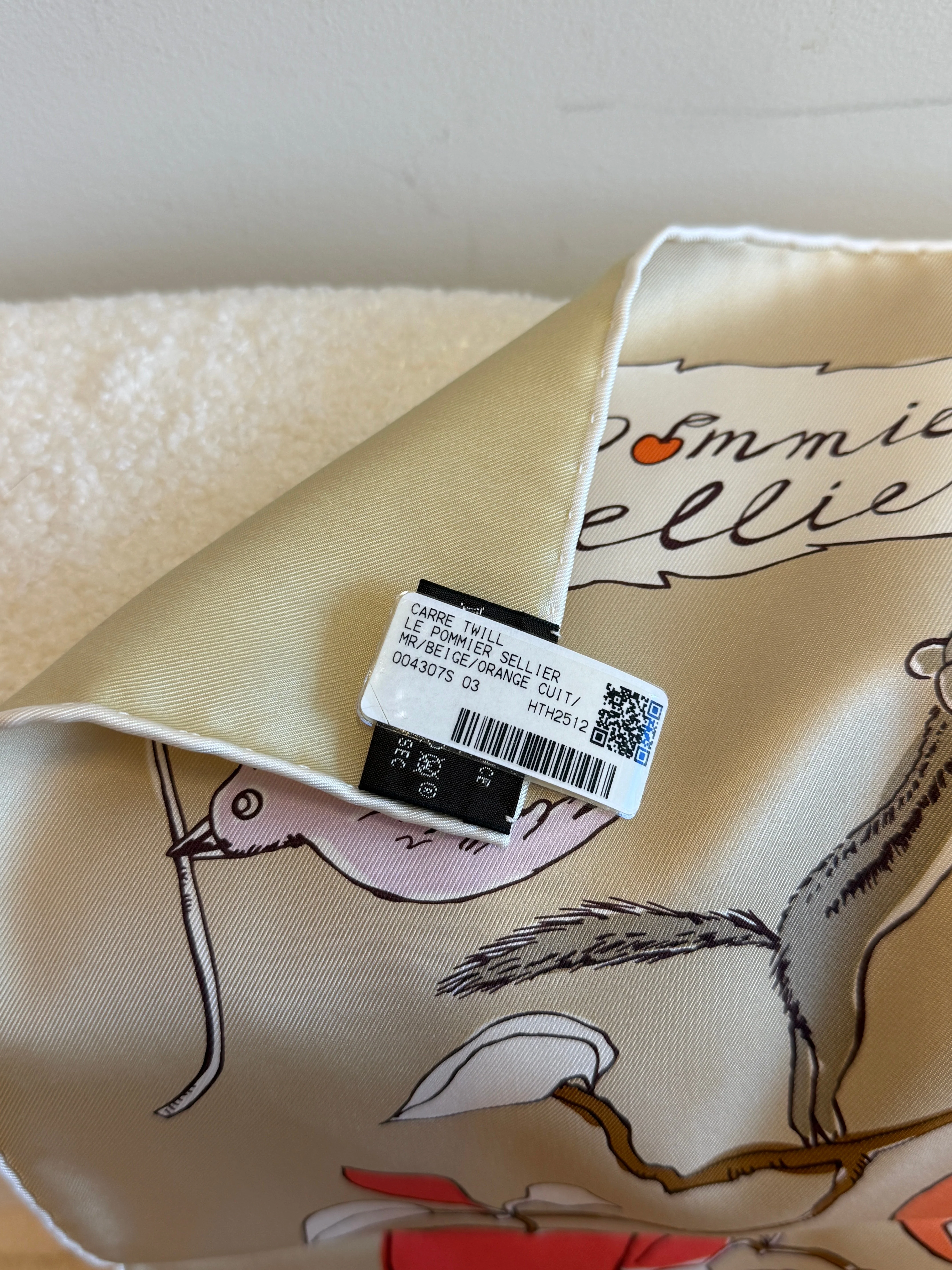 Hermes silk scarf new with box 90*90 CM