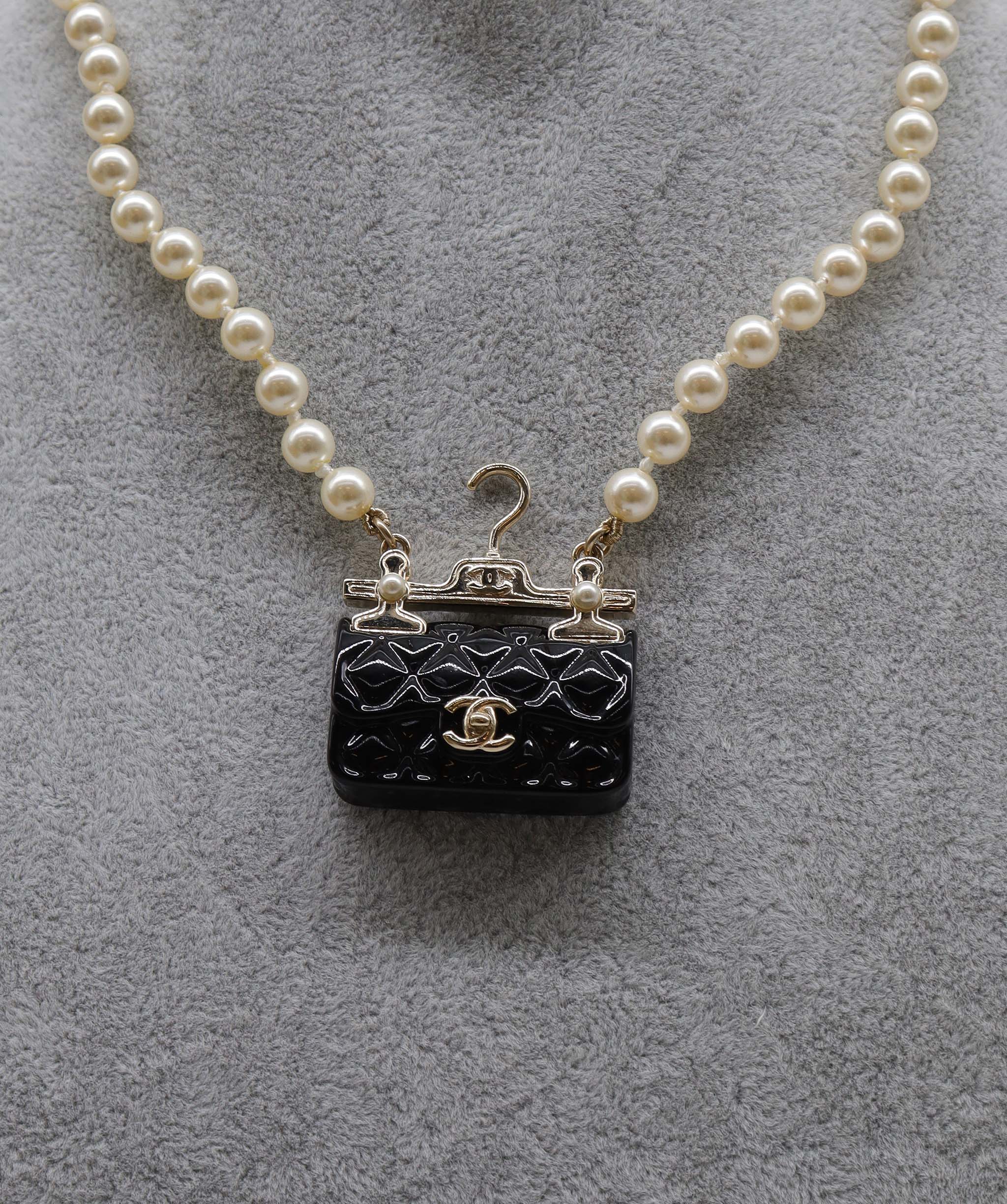 CHANEL NECKLACE MATELASSE BAG MOTIF FAKEPEARL COCOMARK ACCESSORY B23C 90208544 90208544