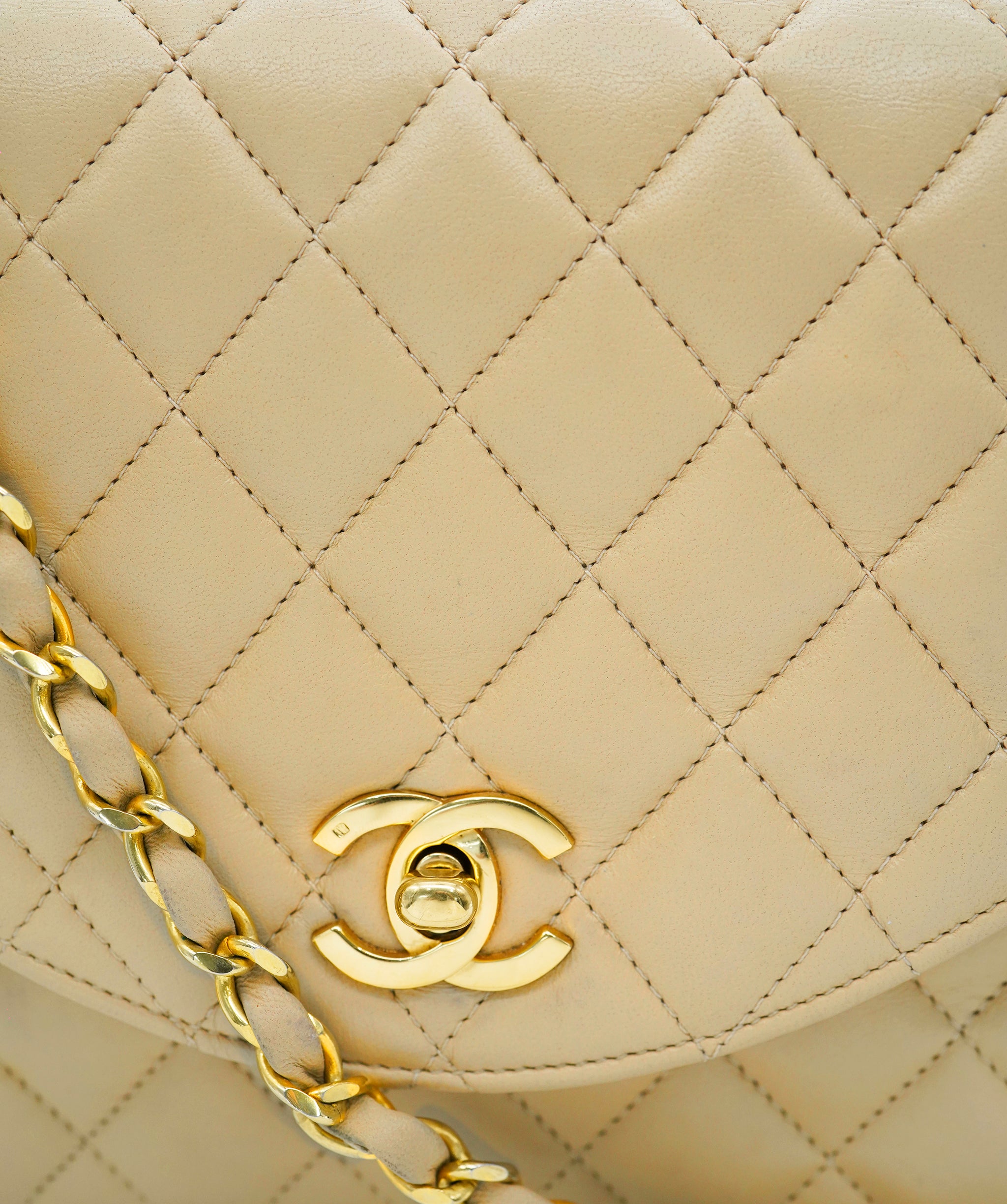 CHANEL VINTAGE HALF MOON CHAIN SHOULDER BAG BEIGE LAMB SKIN 90244708 DBXS0657