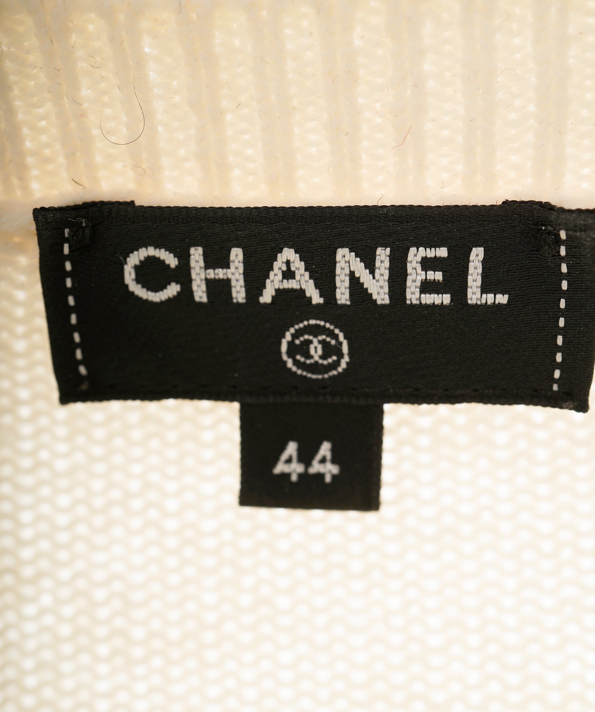 Chanel 20A Cream Cashmere Embroidered CC Emblem Knit Sweater ALC1823