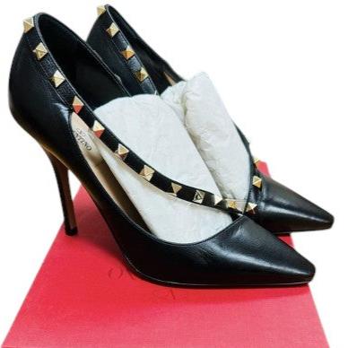 3. Valentino Garavani Rockstud D'orsay Pump In Poudre/Black - 39