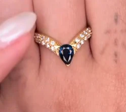 Sapphire Chevron band in 18K - S0.77ct / D0.24ct AE7938 JJC0278