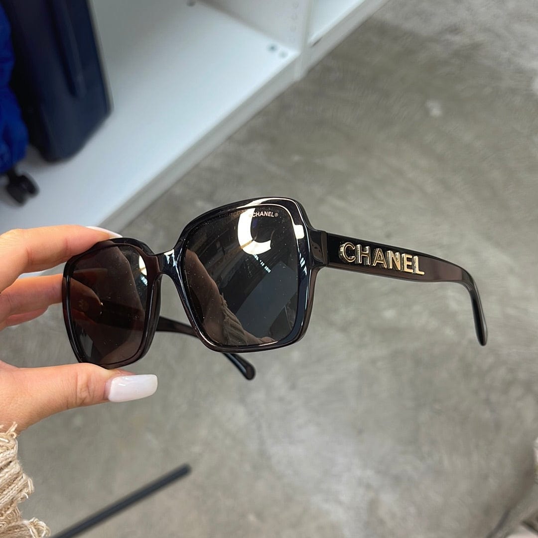 Chanel Chanel black square sunglasses with logo - AJC0466