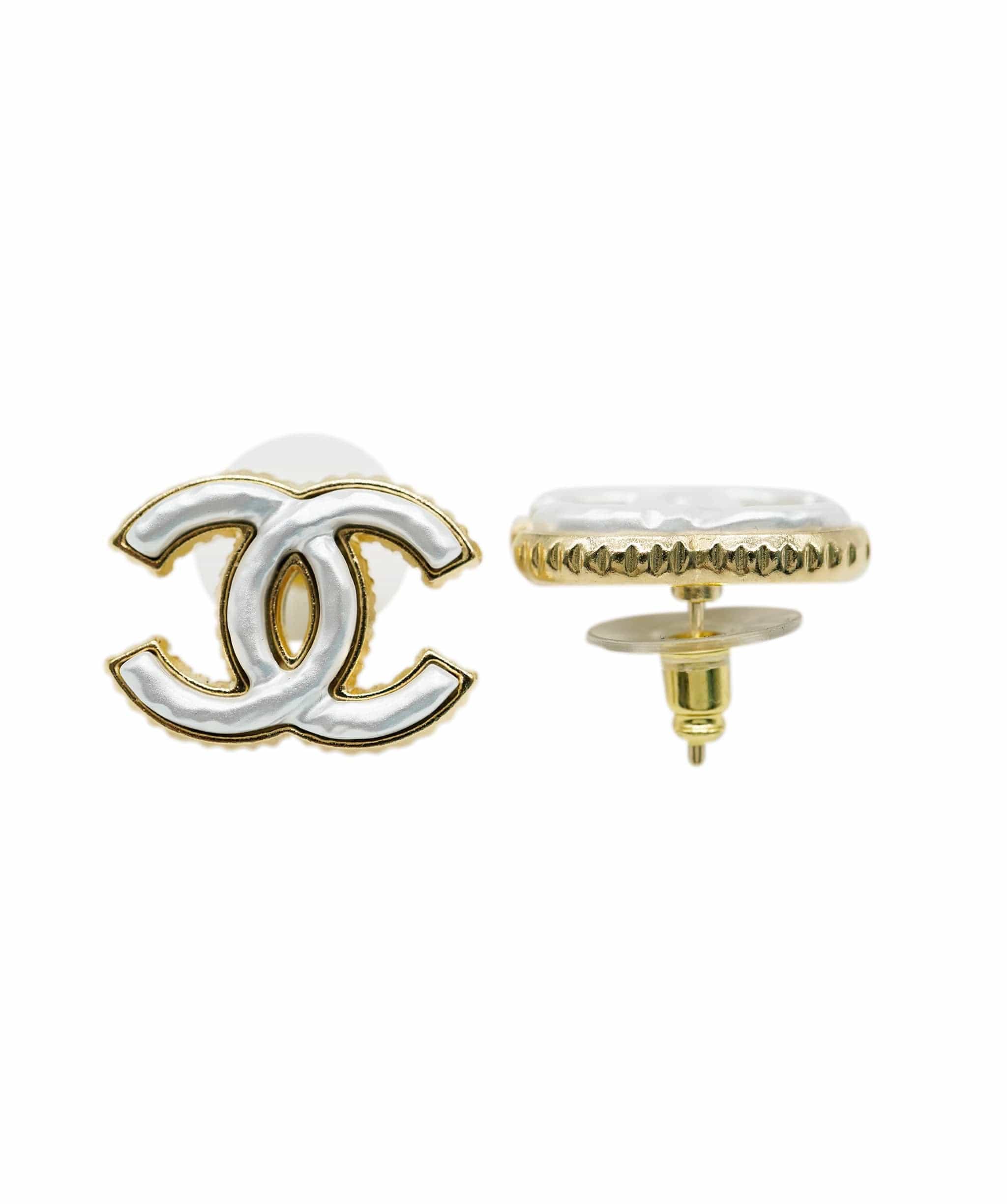 Chanel chanel white pearl effect cc studs GHW  ASL9333