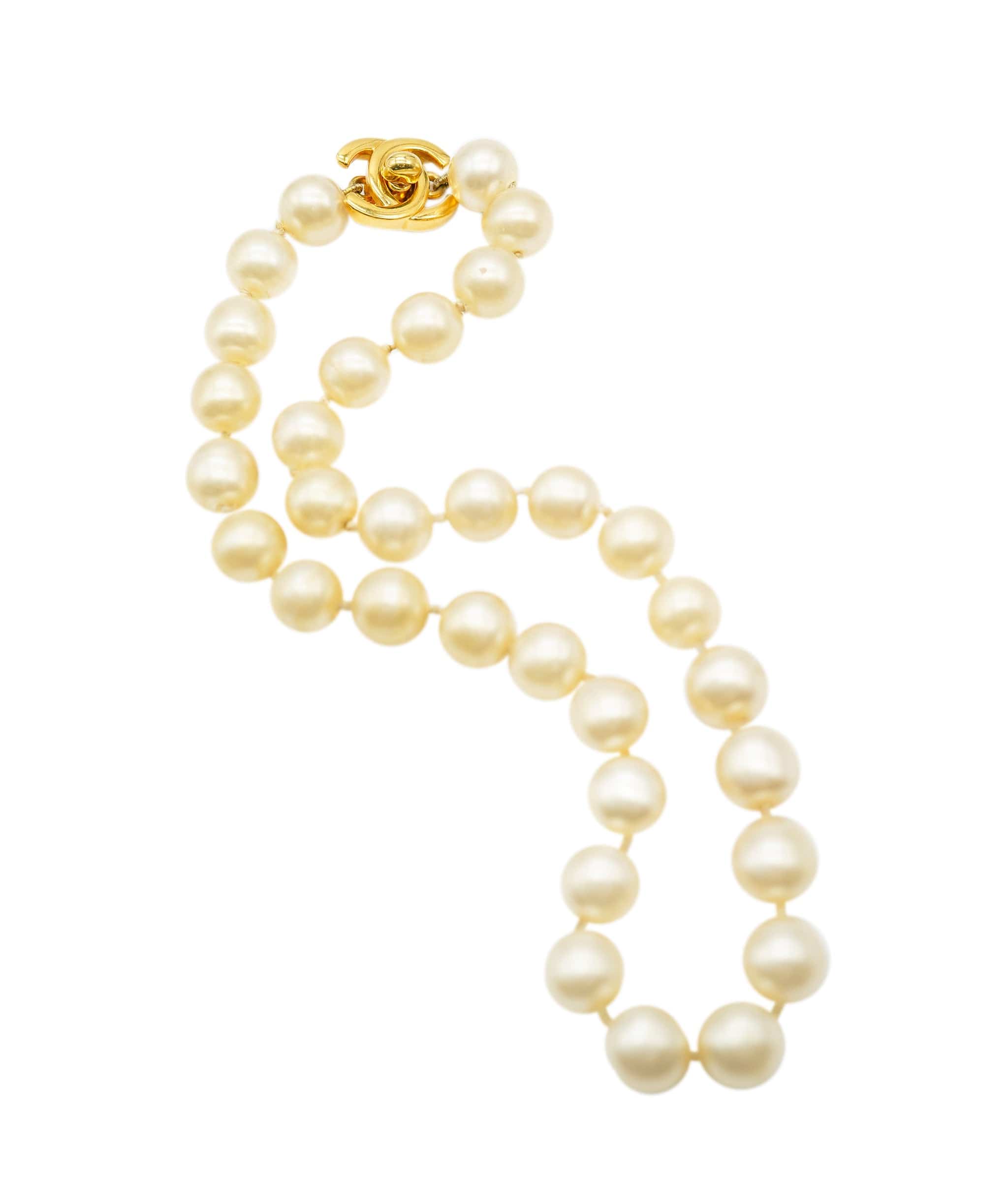 Chanel RARE chanel turnlock pearl necklace ALC0766