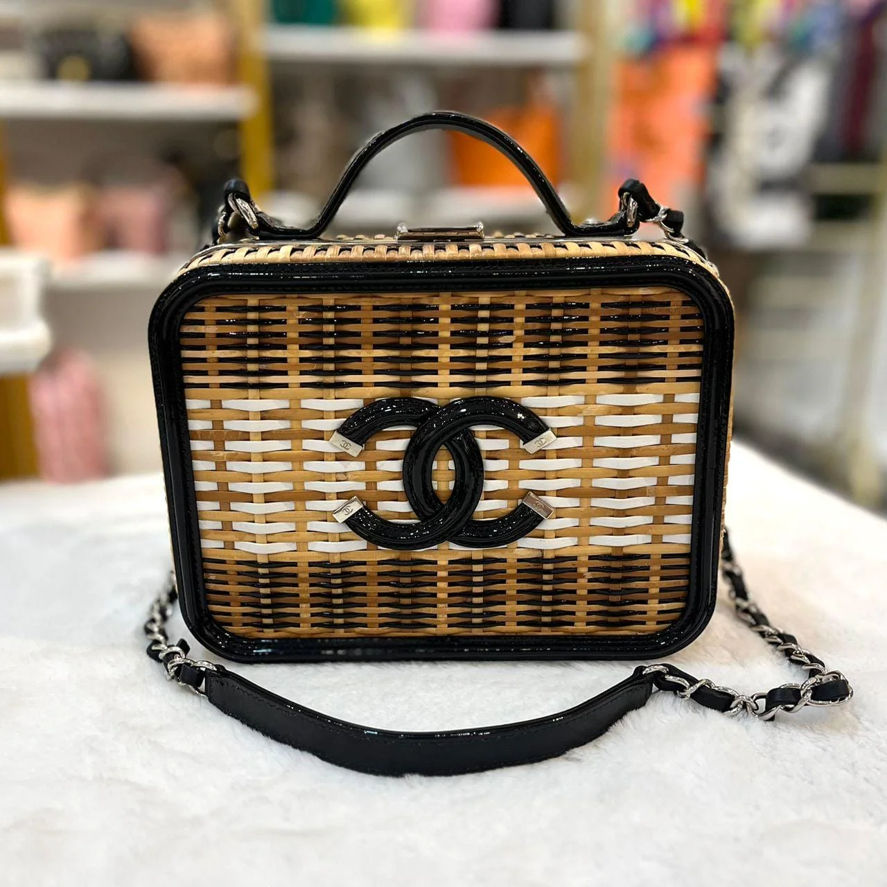 CHANEL CHANEL BEIGE RATTAN & BLACK PATENT LEAHTER CC VANITY CASE SHOULDER BAG IN SHW SYCHB1404