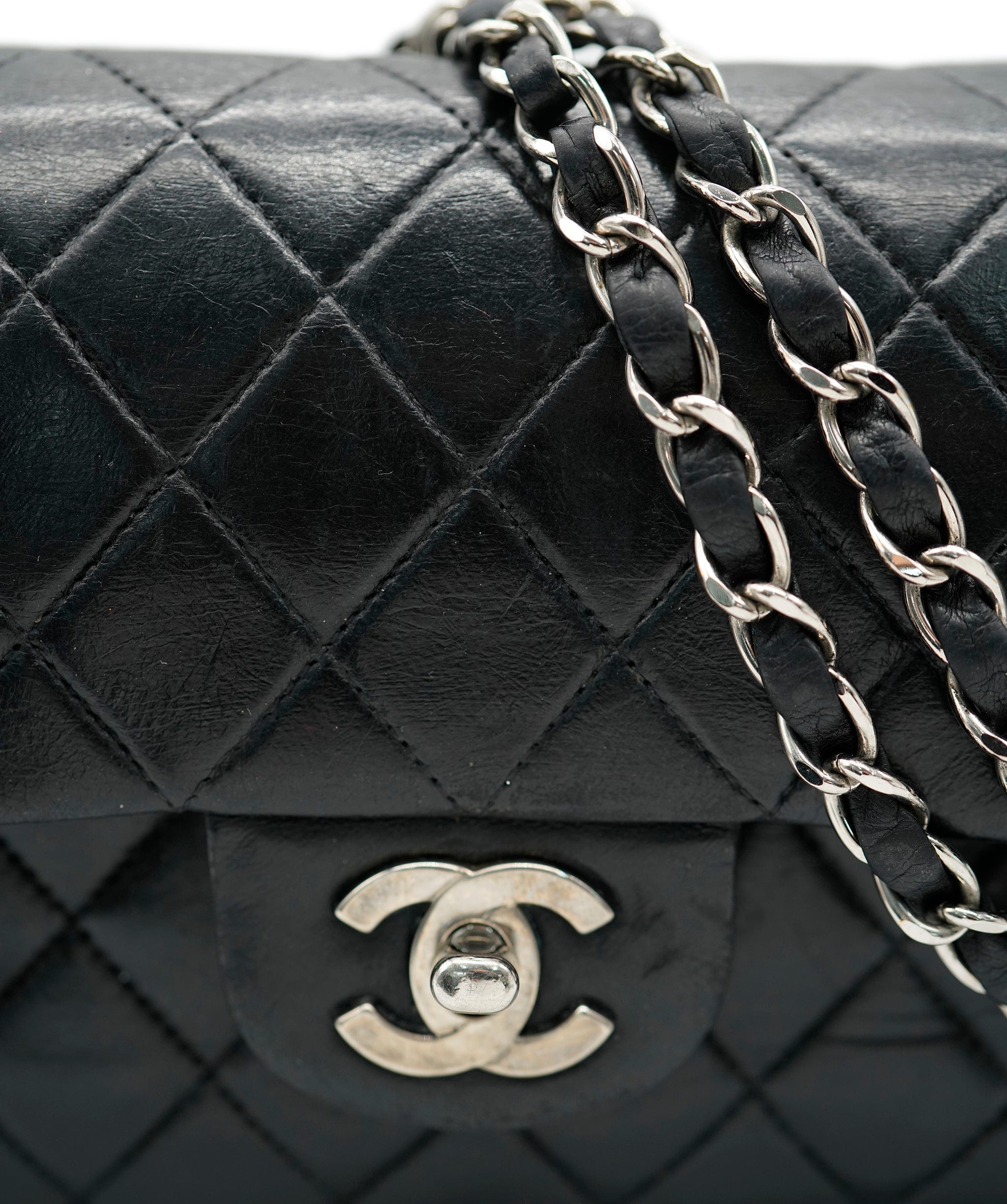 Chanel Chanel Black medium classic flap bag ASC2295