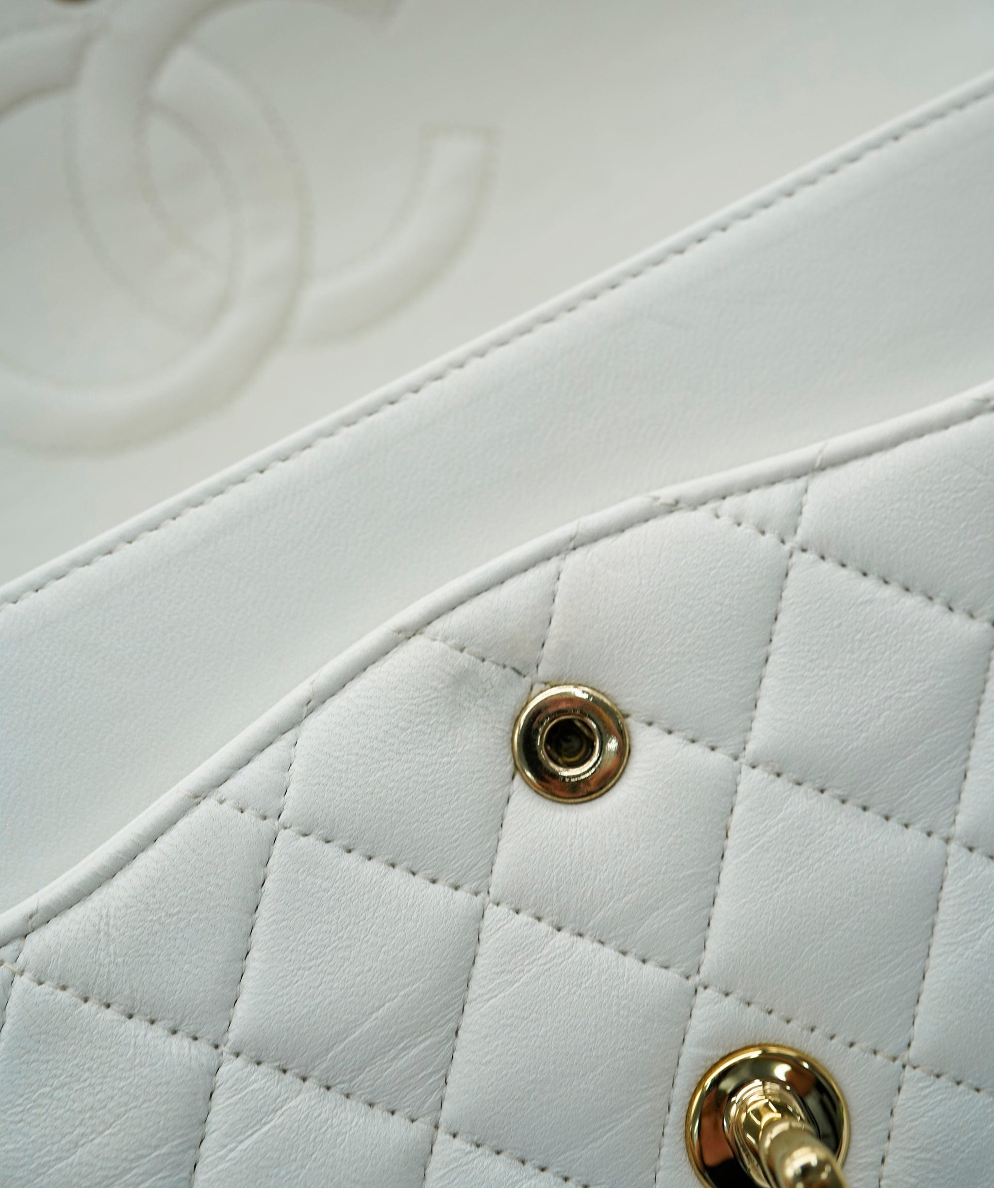 Chanel Chanel Vintage Medium White Classic Flap DBXS0028