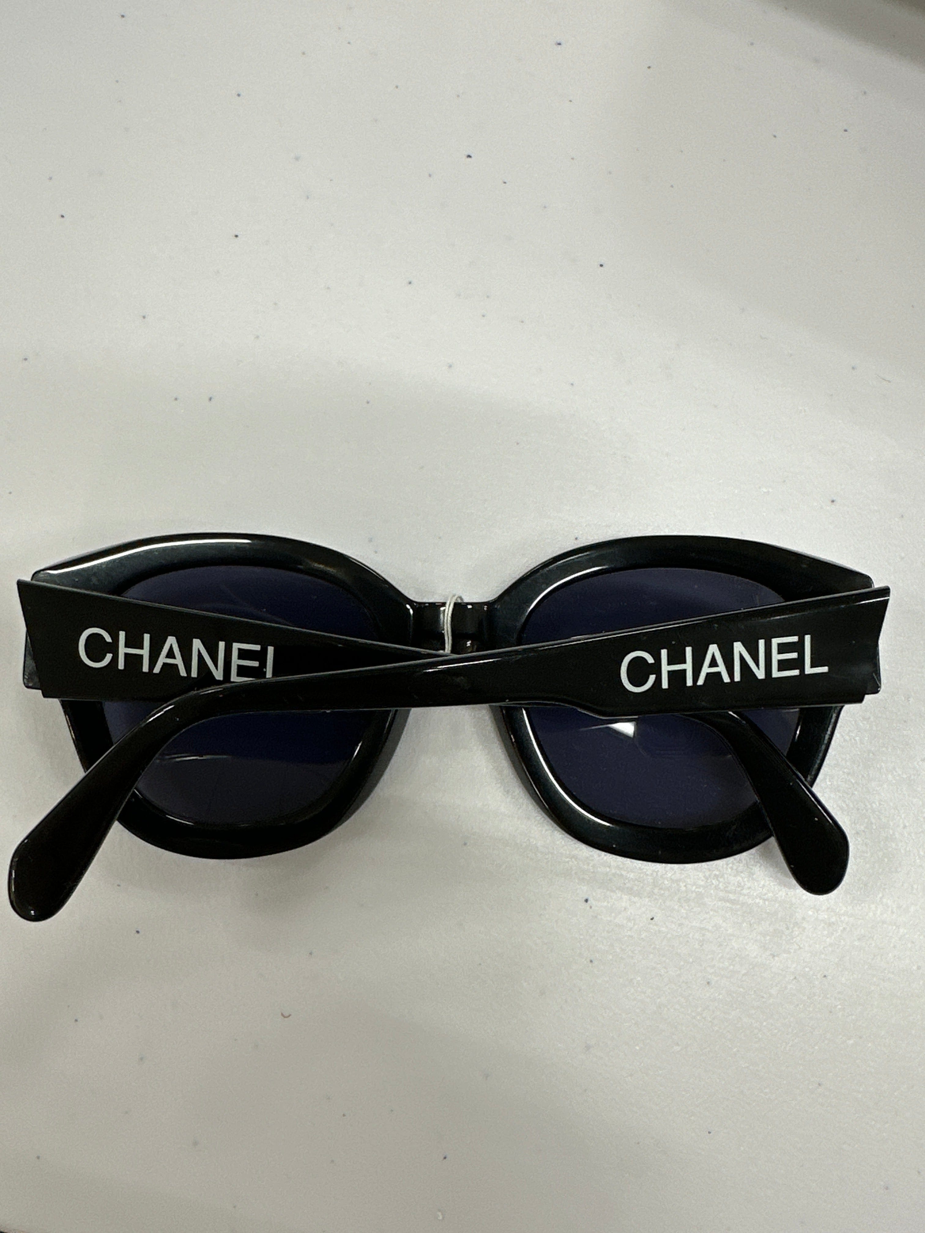 CHANEL Chanel black white logo sunnies 90258173