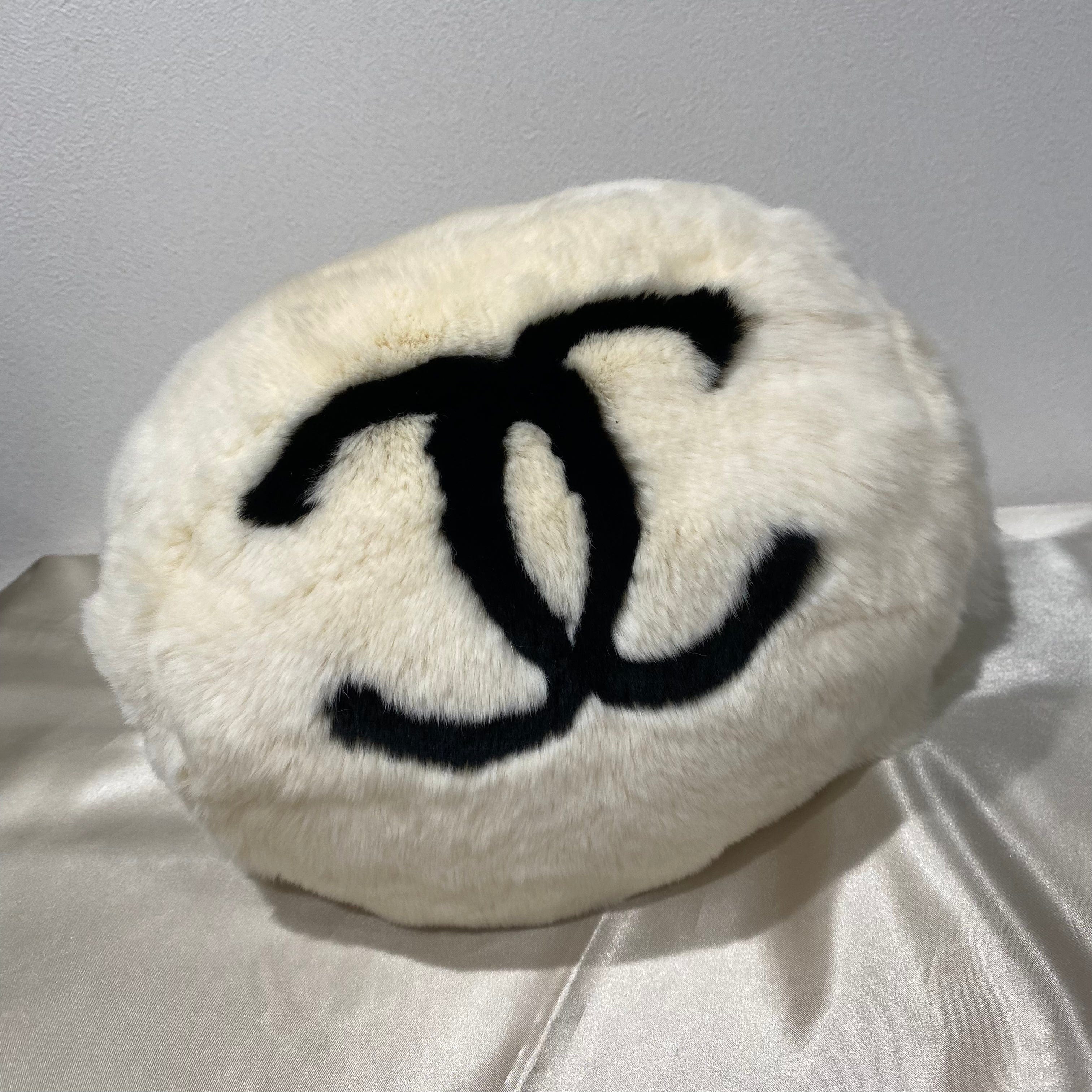 Chanel CHANEL VINTAGE COCOMARK ARM WARMER CHAINSHOULDER BAG WHITE FUR 90208932