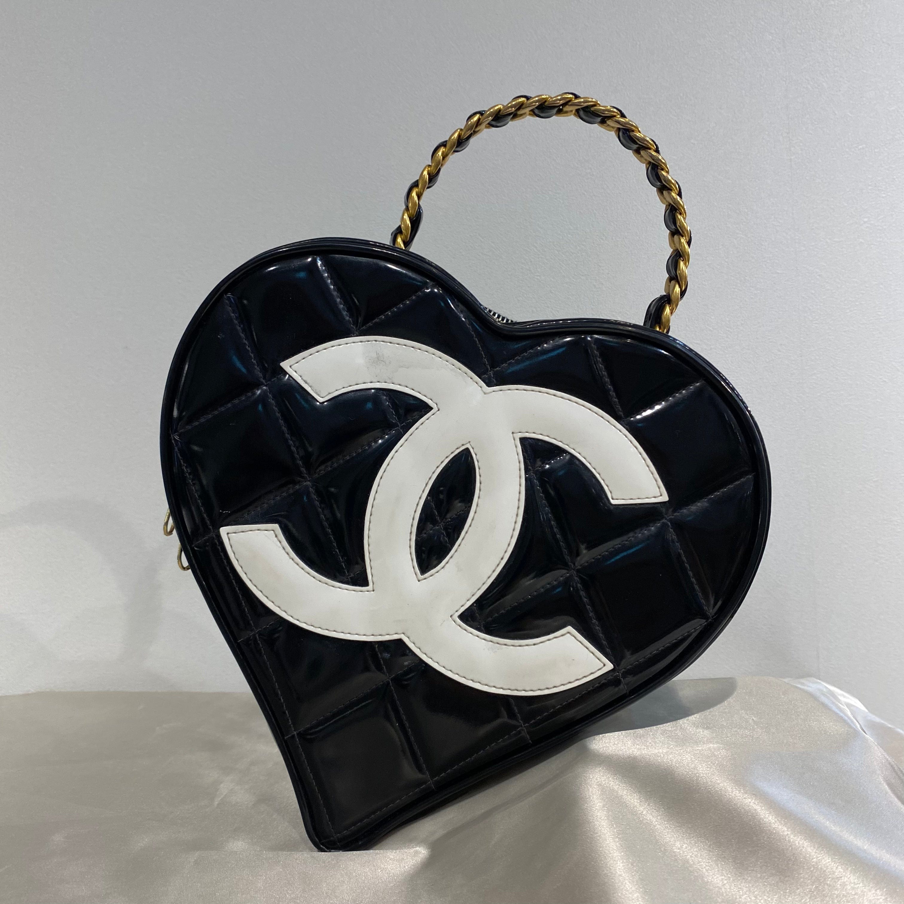 Chanel CHANEL VINTAGE HEART VANITY HAND BAG BLACK ENAMEL 90193109