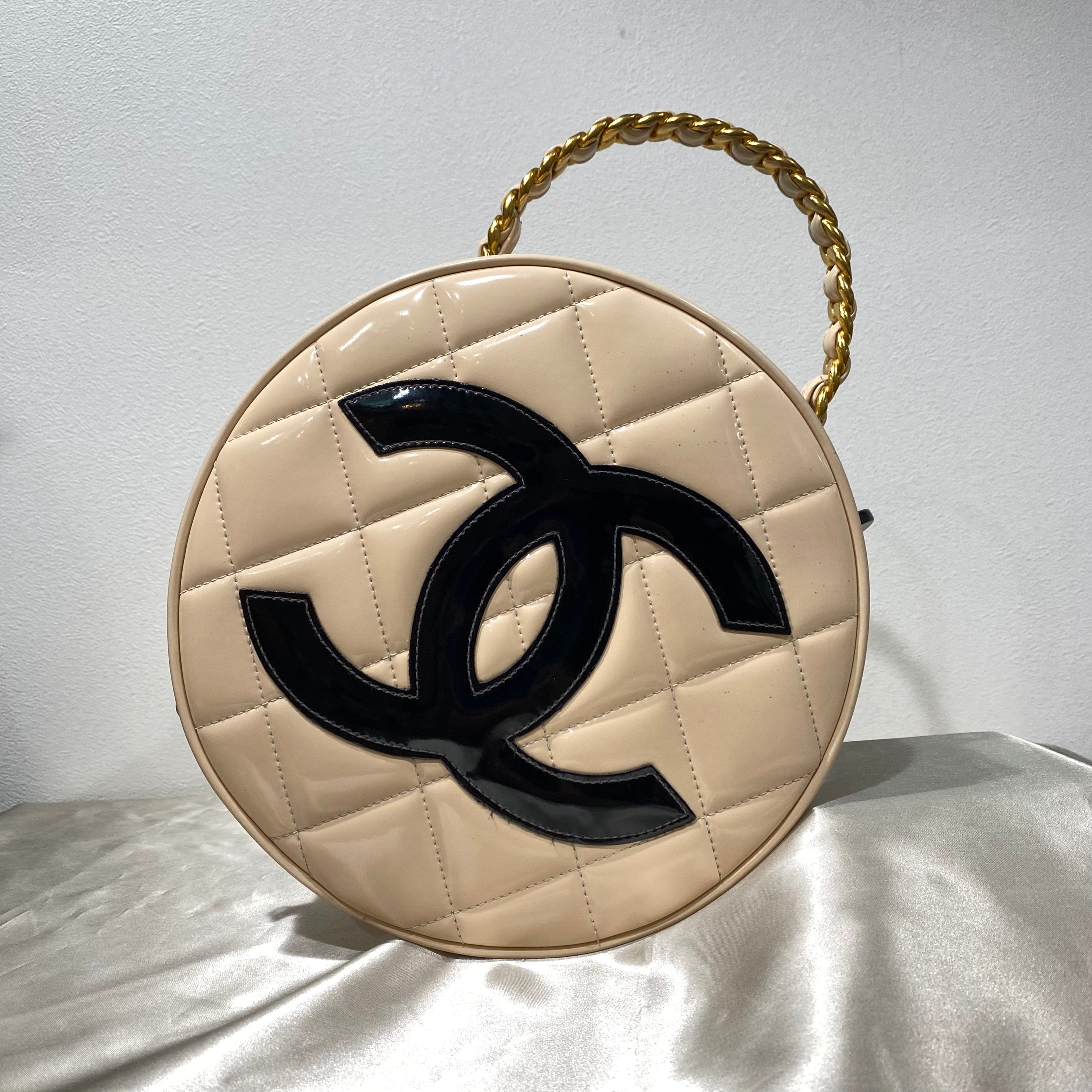 Chanel CHANEL VINTAGE ROUND VANITY HAND BAG BEIGE ENAMEL 90187902