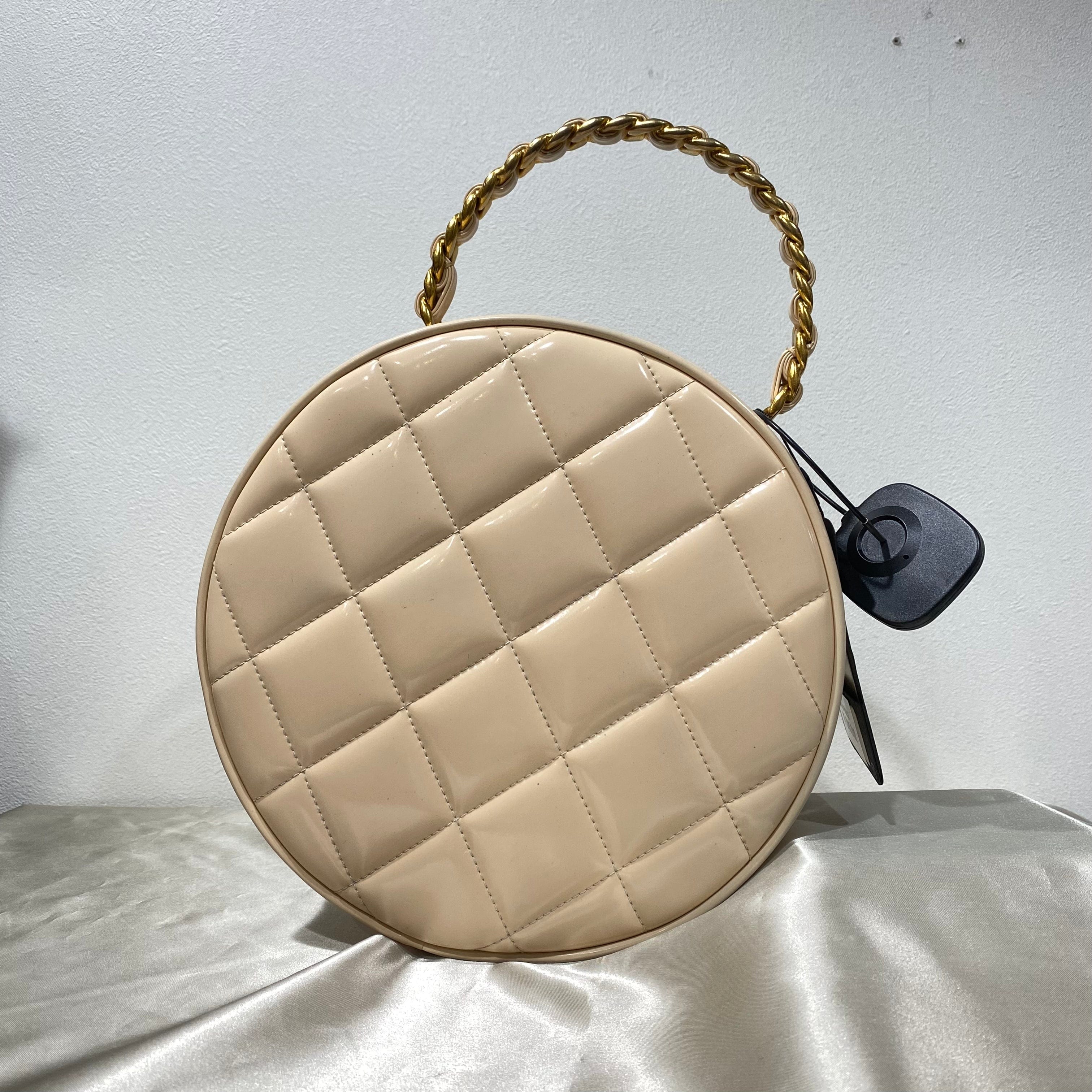 Chanel CHANEL VINTAGE ROUND VANITY HAND BAG BEIGE ENAMEL 90187902