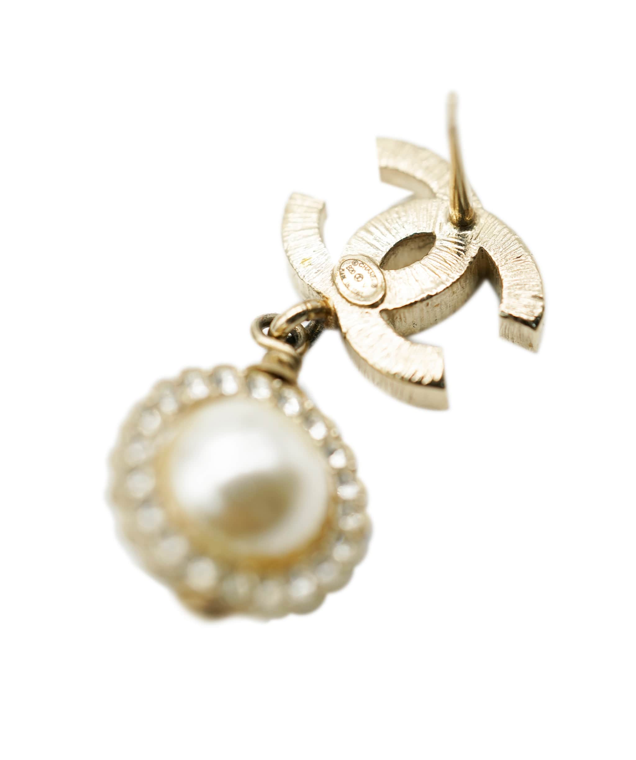 Chanel Chanel cc dangling pearl earrings ALC0775