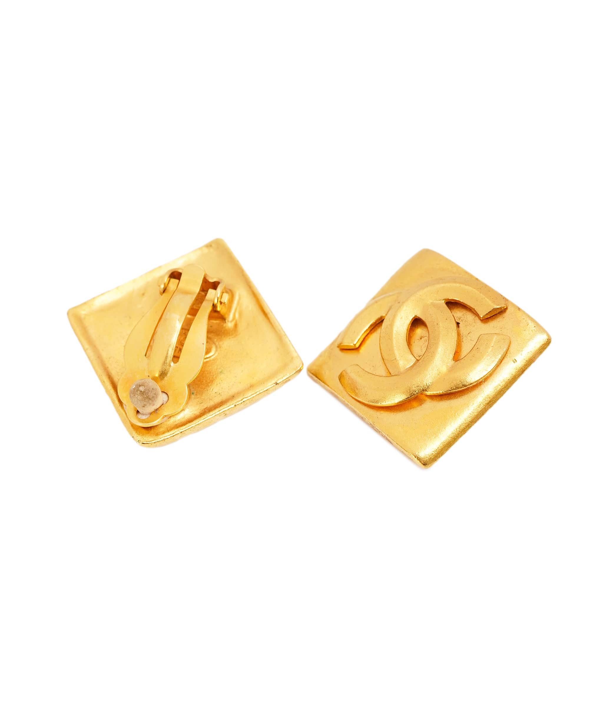 Chanel CHANEL Earring Gold Tone CC Auth 74758 DBXS1631