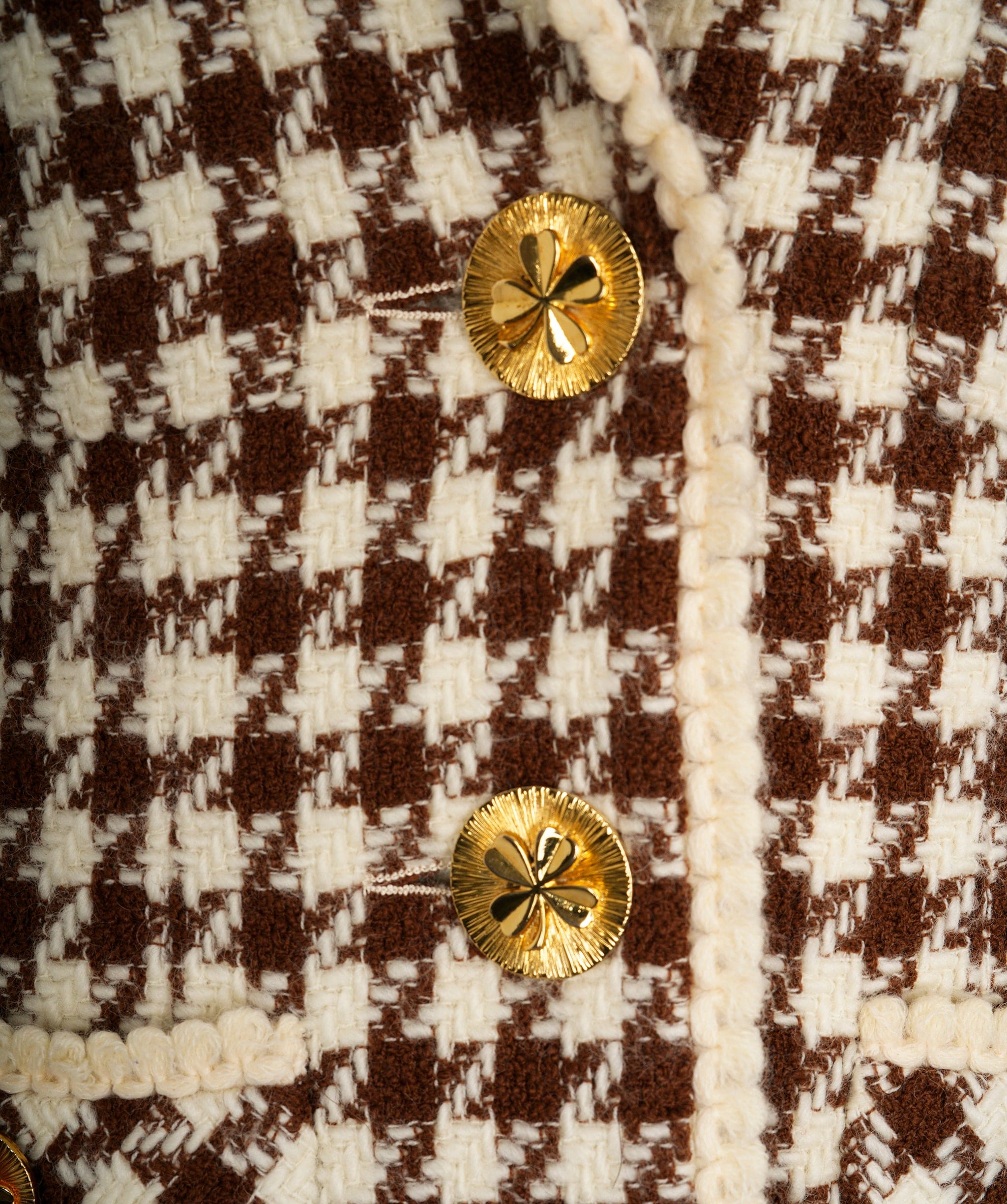 Chanel CHANEL TAN HOUNDSTOOTH SUIT WITH CLOVER BUTTONS UKL1412