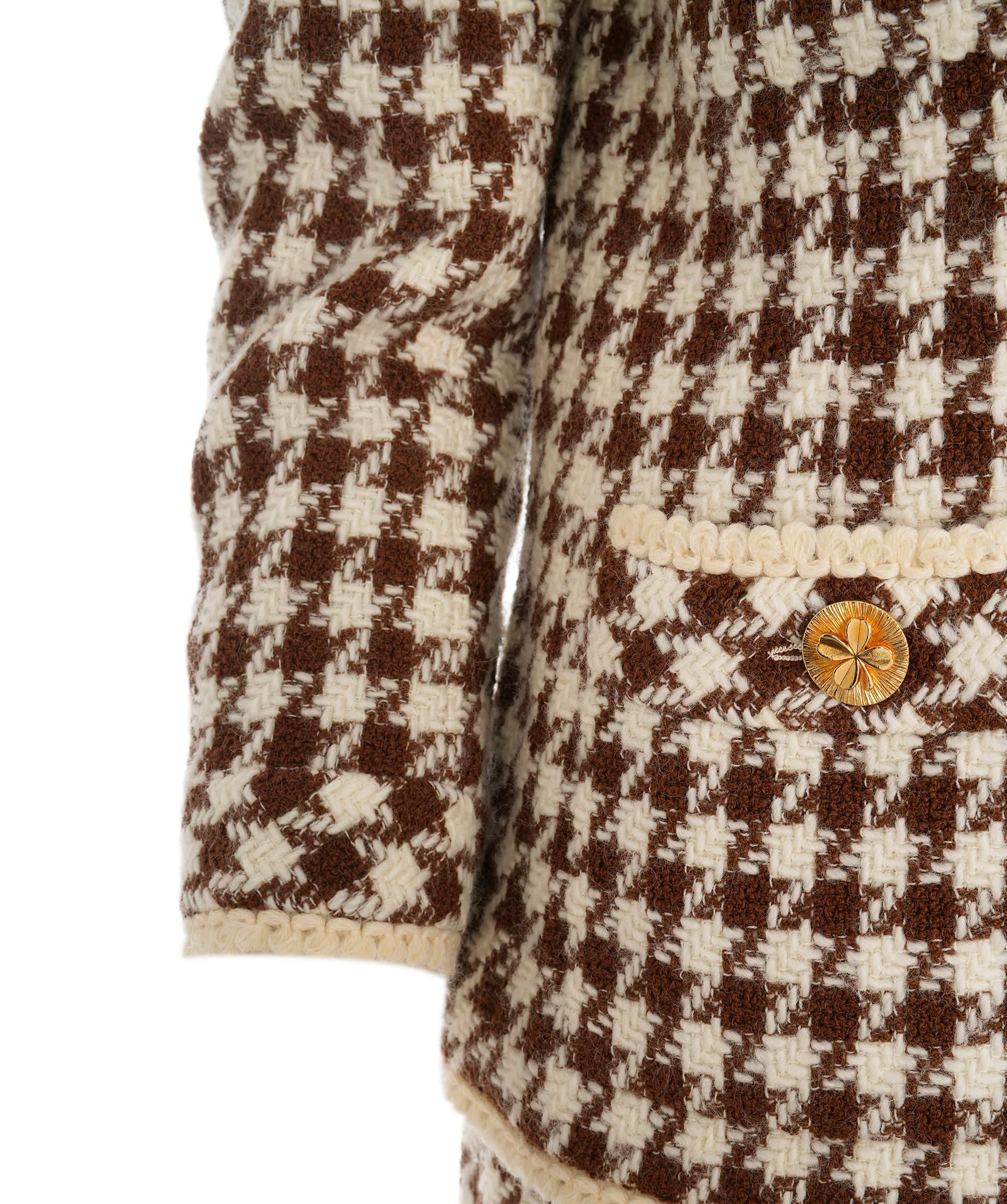 Chanel CHANEL TAN HOUNDSTOOTH SUIT WITH CLOVER BUTTONS UKL1412