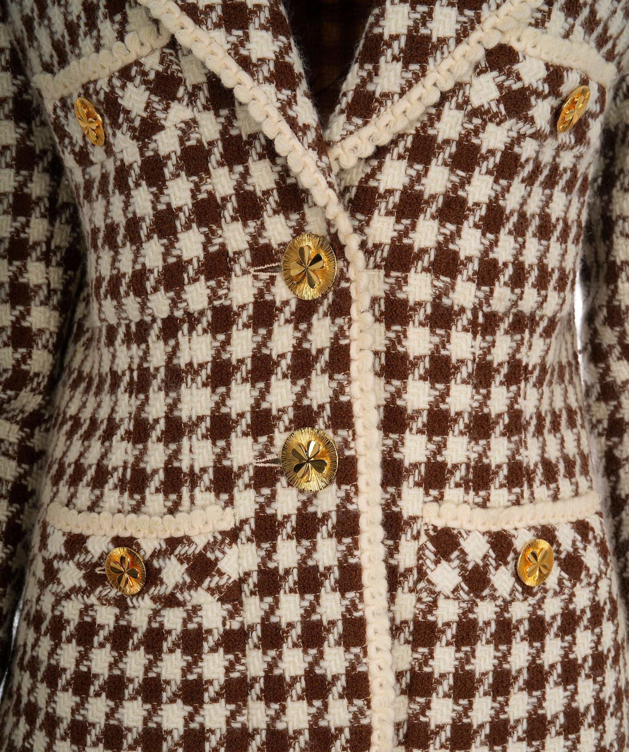 Chanel CHANEL TAN HOUNDSTOOTH SUIT WITH CLOVER BUTTONS UKL1412