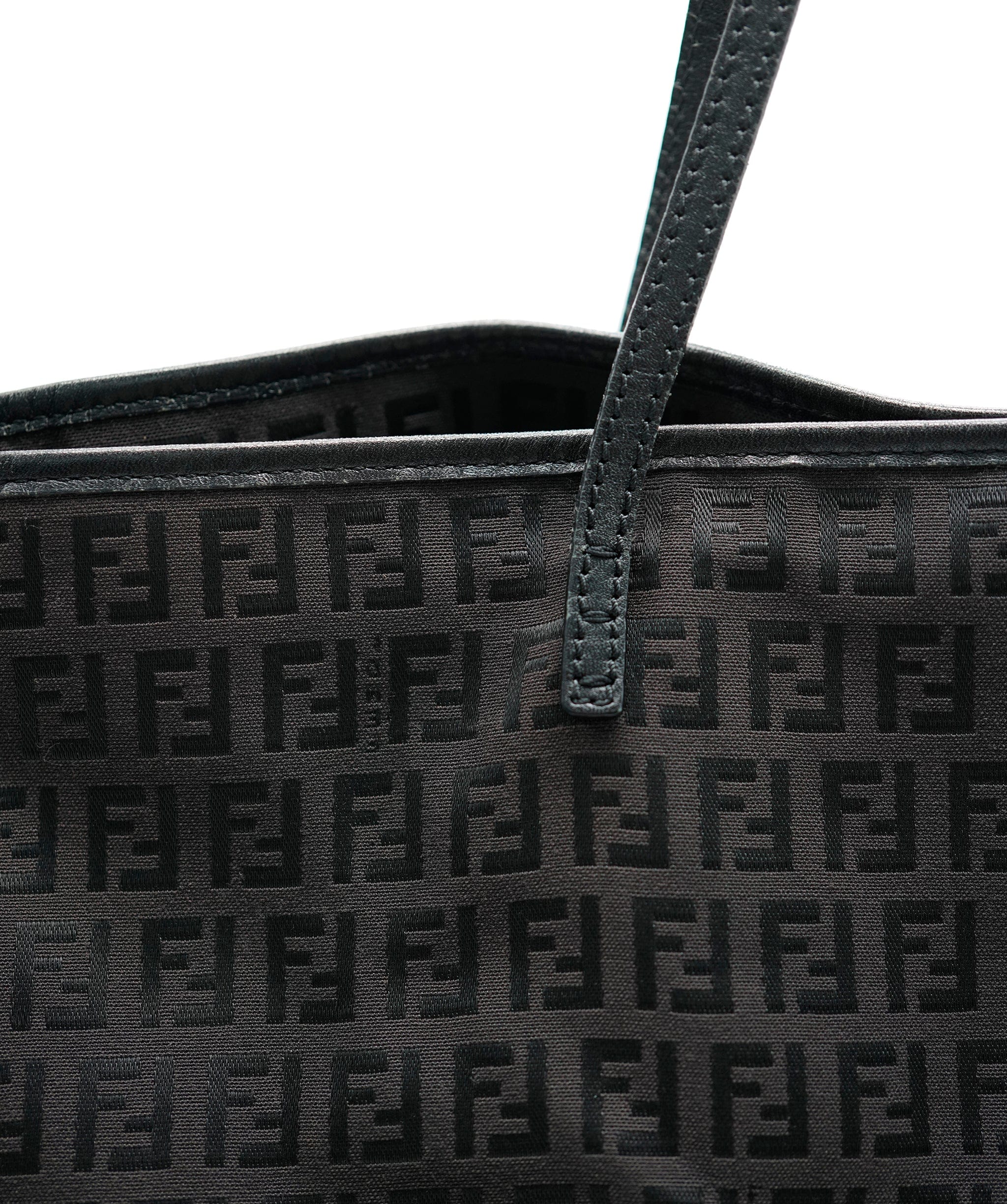 Fendi Fendi Roll Monogram Tote - AJC0324