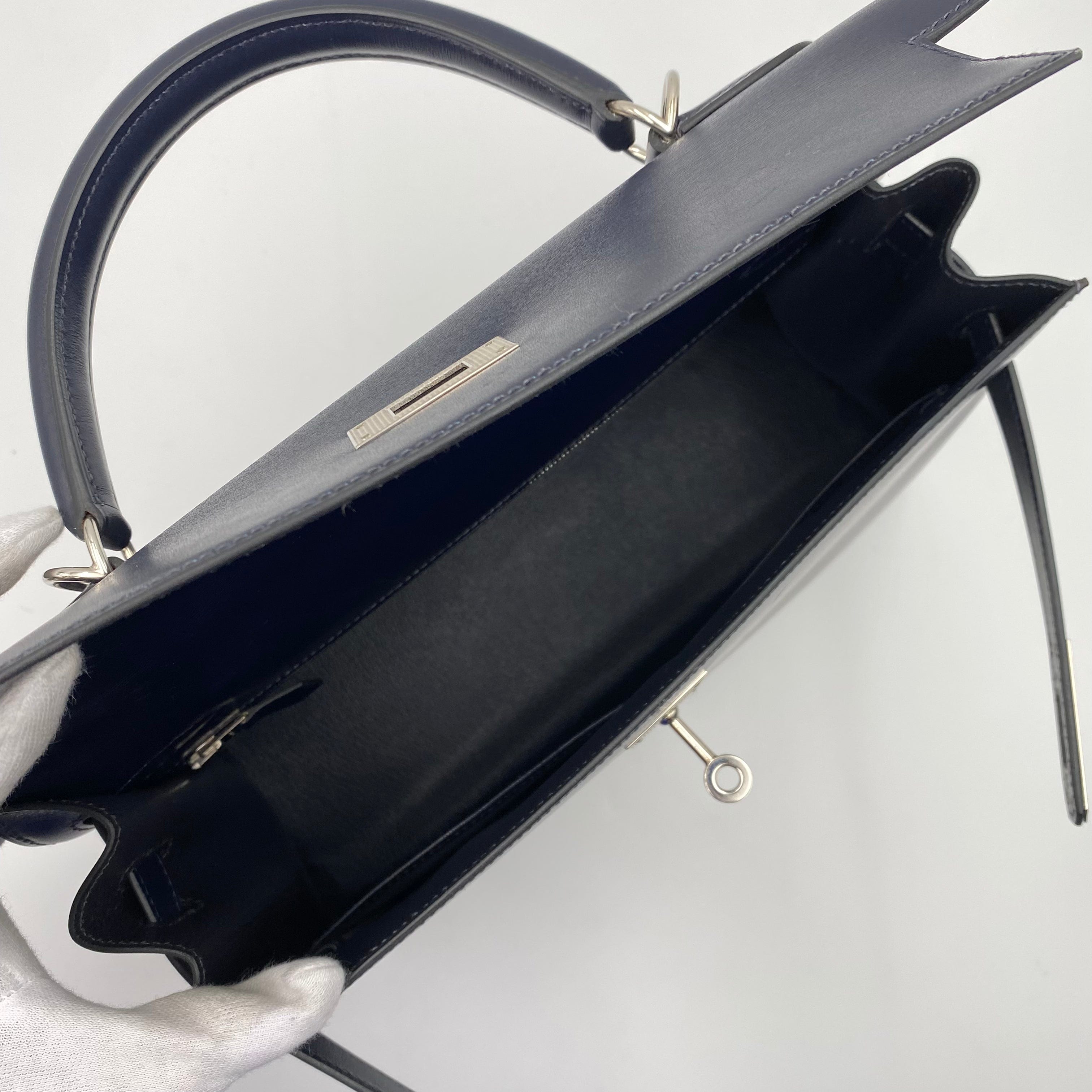 Hermès HERMES KELLY 32 SELLIER GUILLOCHE NAVY BOXCALF □G SHW 90221030