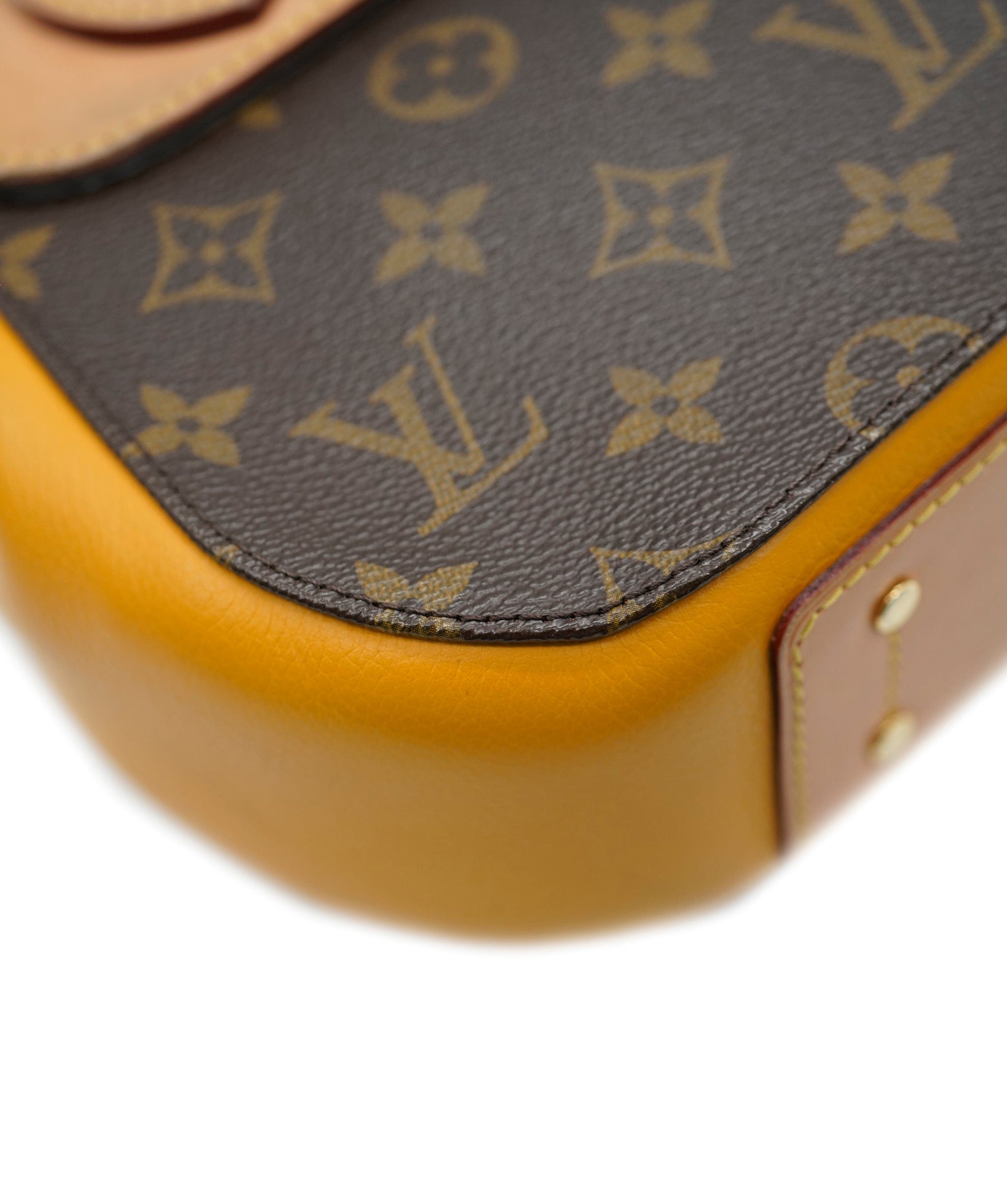 Louis Vuitton Louis Vuitton Monogram Crossbody Bag  ALC1622