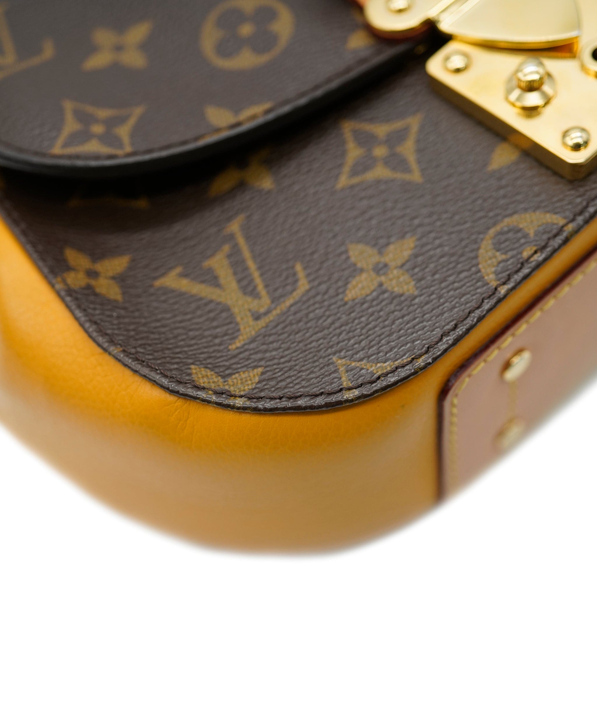 Louis Vuitton Louis Vuitton Monogram Crossbody Bag  ALC1622