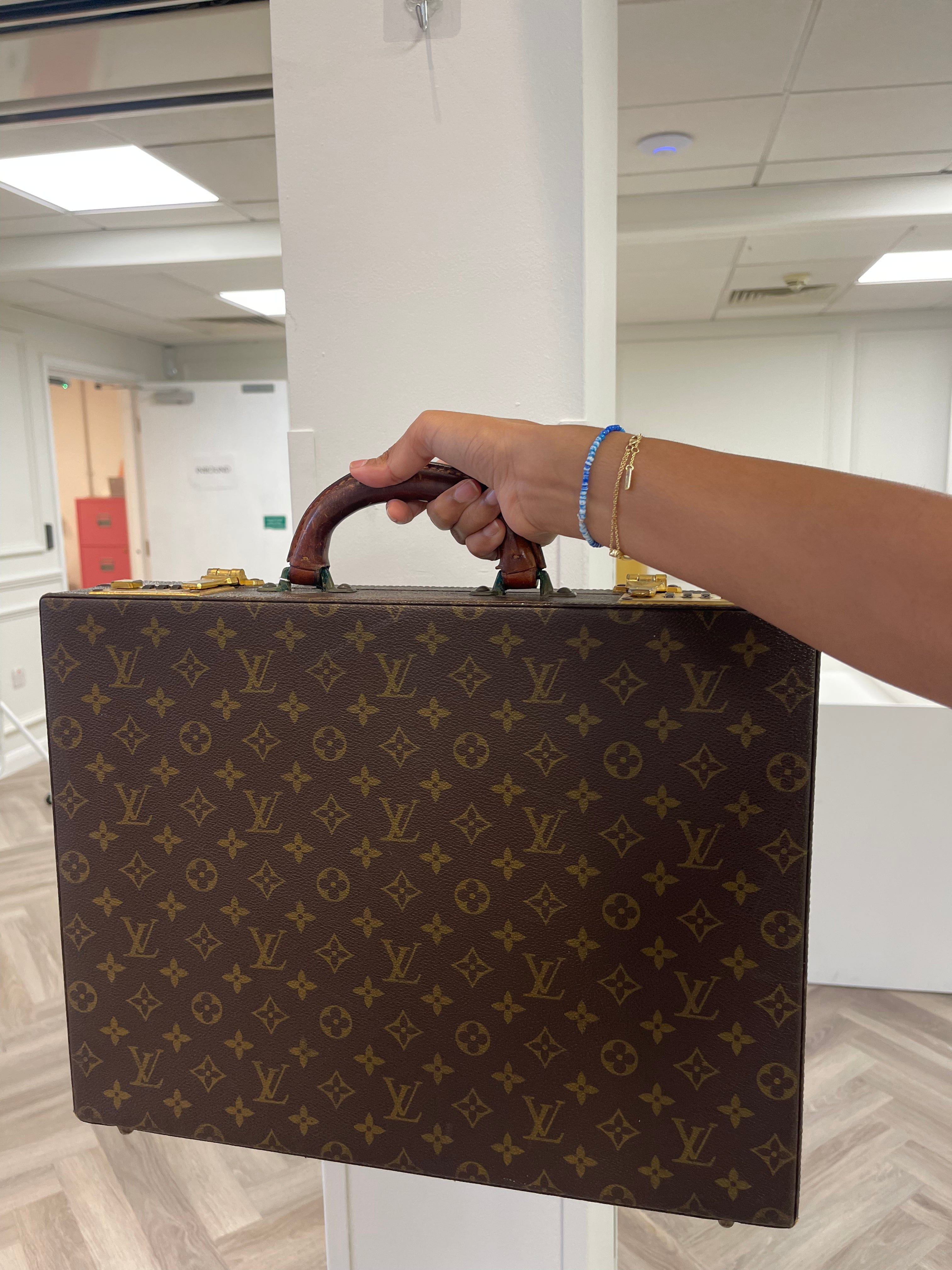 Louis Vuitton louis vuitton monogtam attahe cavse crusher trunk  ASL8517