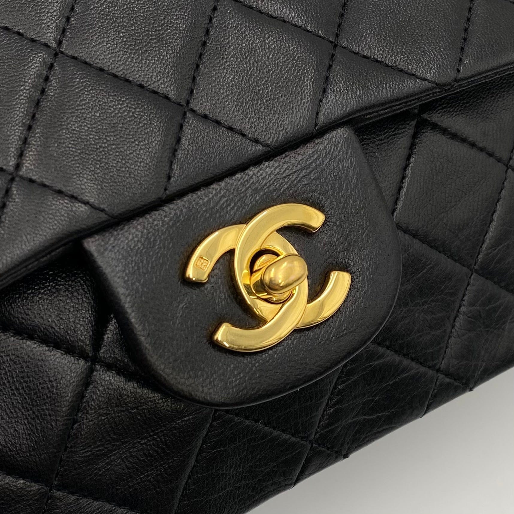 Luxury Promise CHANEL VINTAGE CLASSIC FLAP SMALL CHAIN SHOULDER BAG BLACK LAMB SKIN 90223214