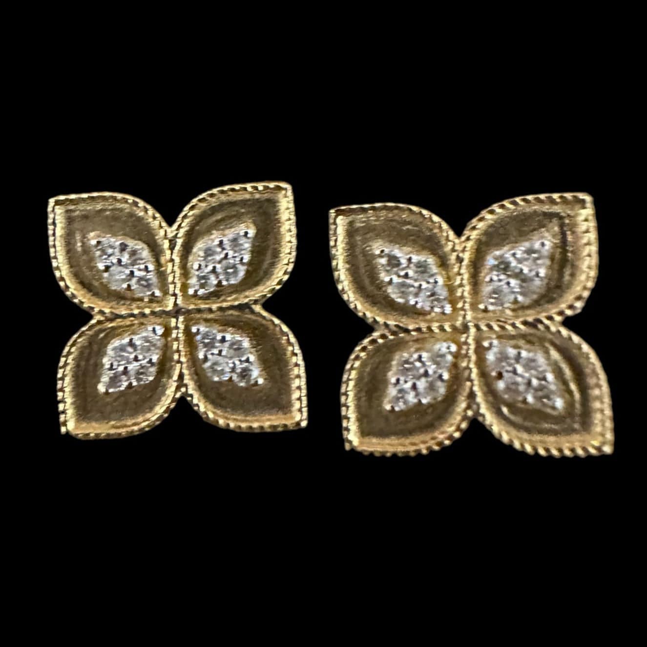 Luxury Promise Floral design in 18K Yellow Gold earrings