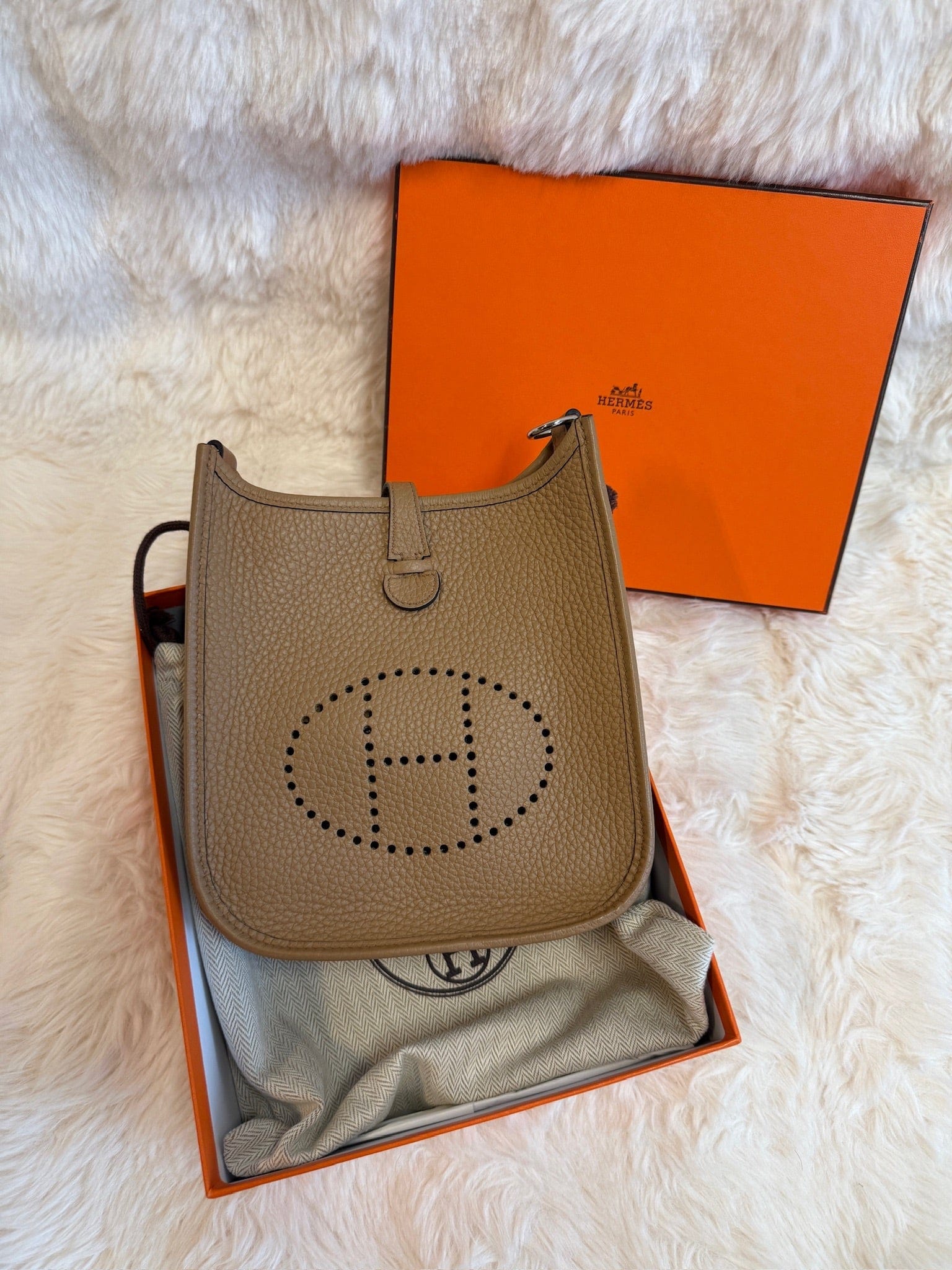 LUXURY PROMISE Hermès Evelyne - Gold leather