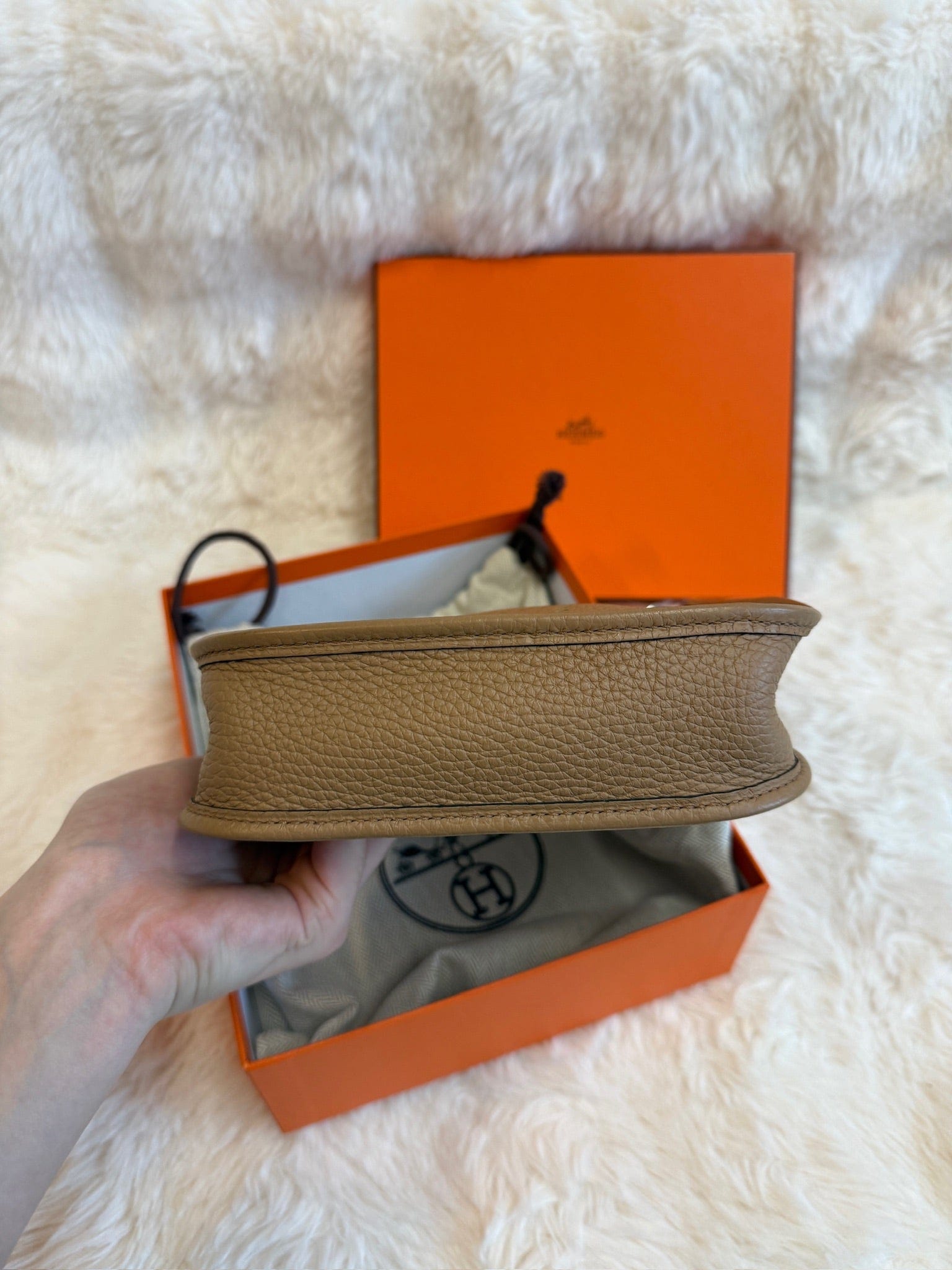 LUXURY PROMISE Hermès Evelyne - Gold leather