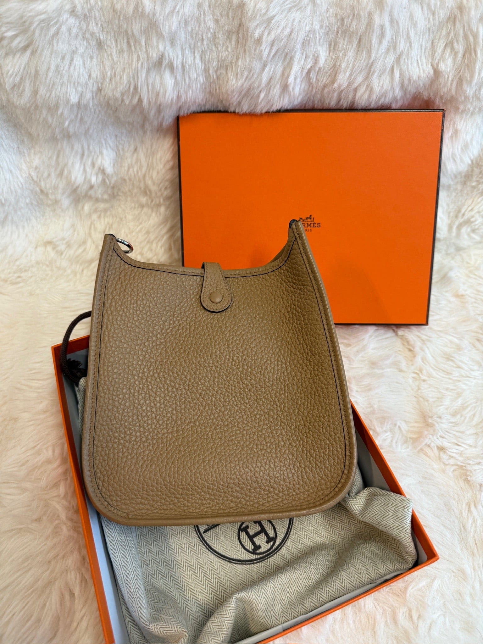 LUXURY PROMISE Hermès Evelyne - Gold leather