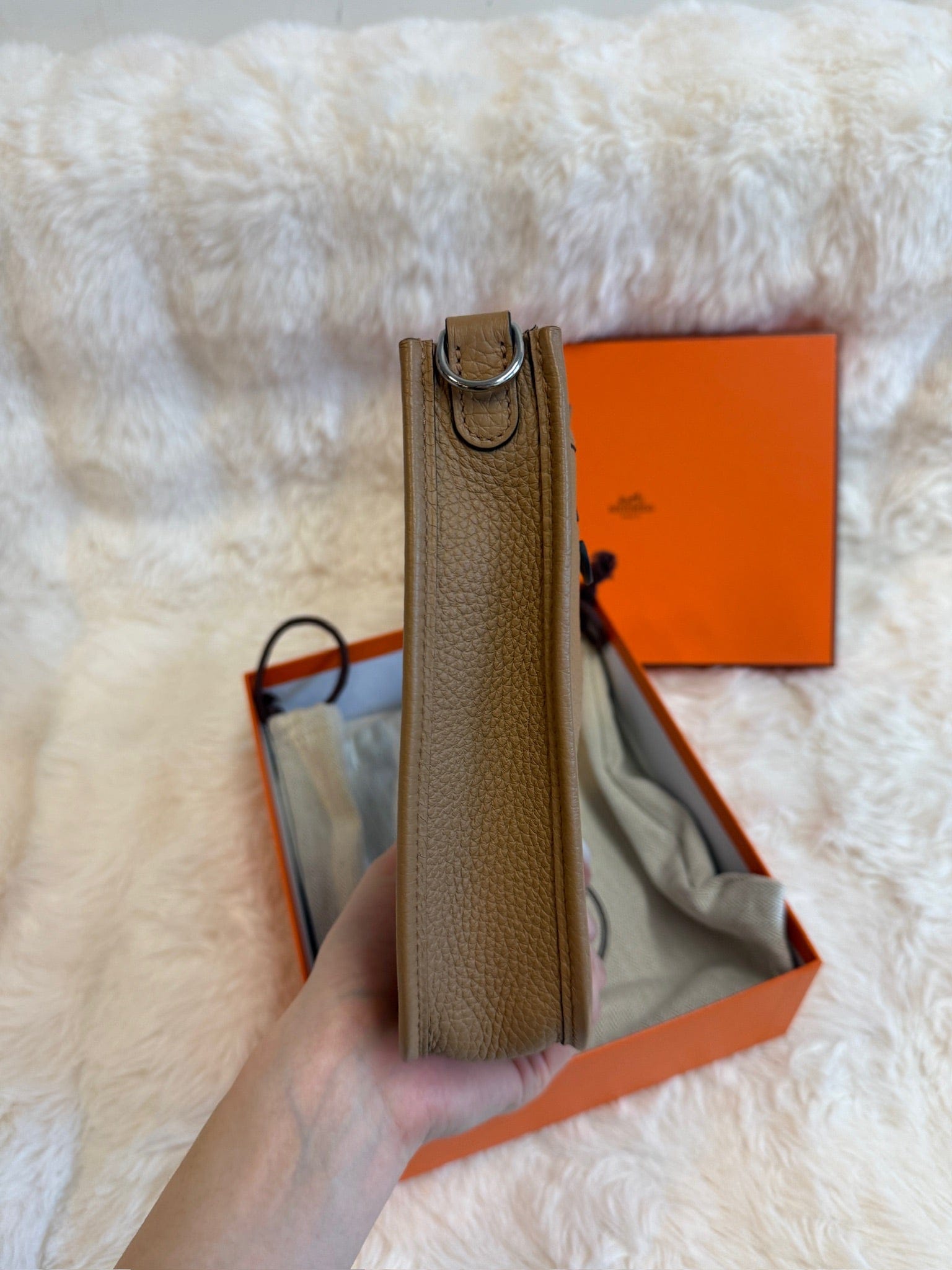 LUXURY PROMISE Hermès Evelyne - Gold leather