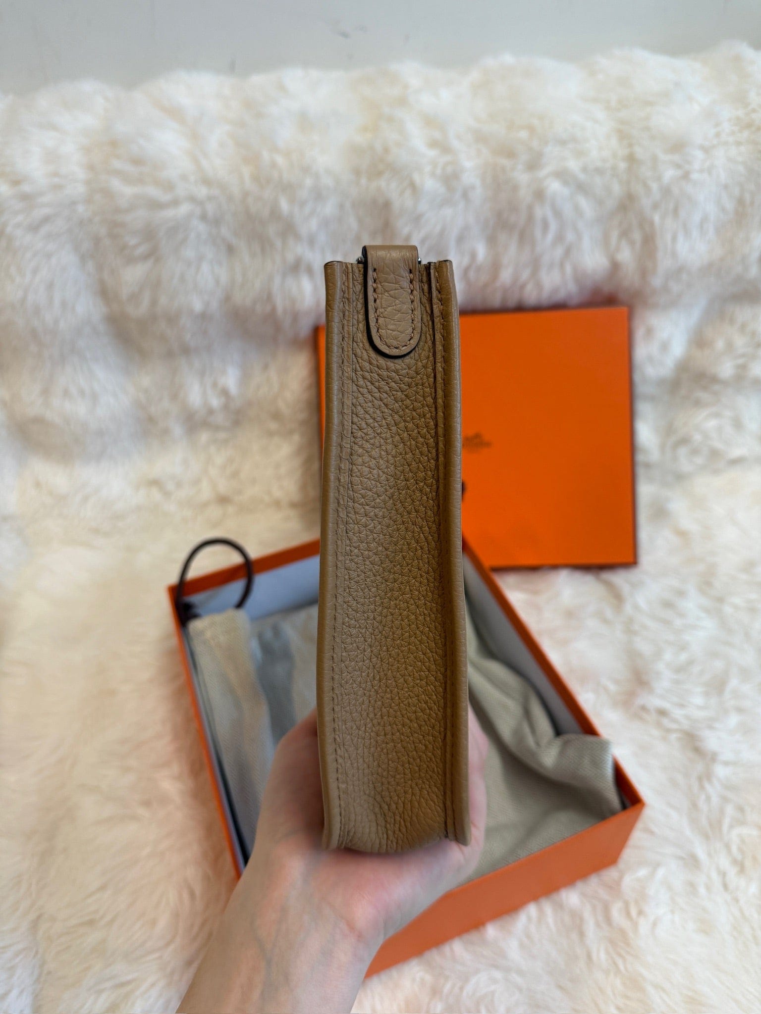 LUXURY PROMISE Hermès Evelyne - Gold leather