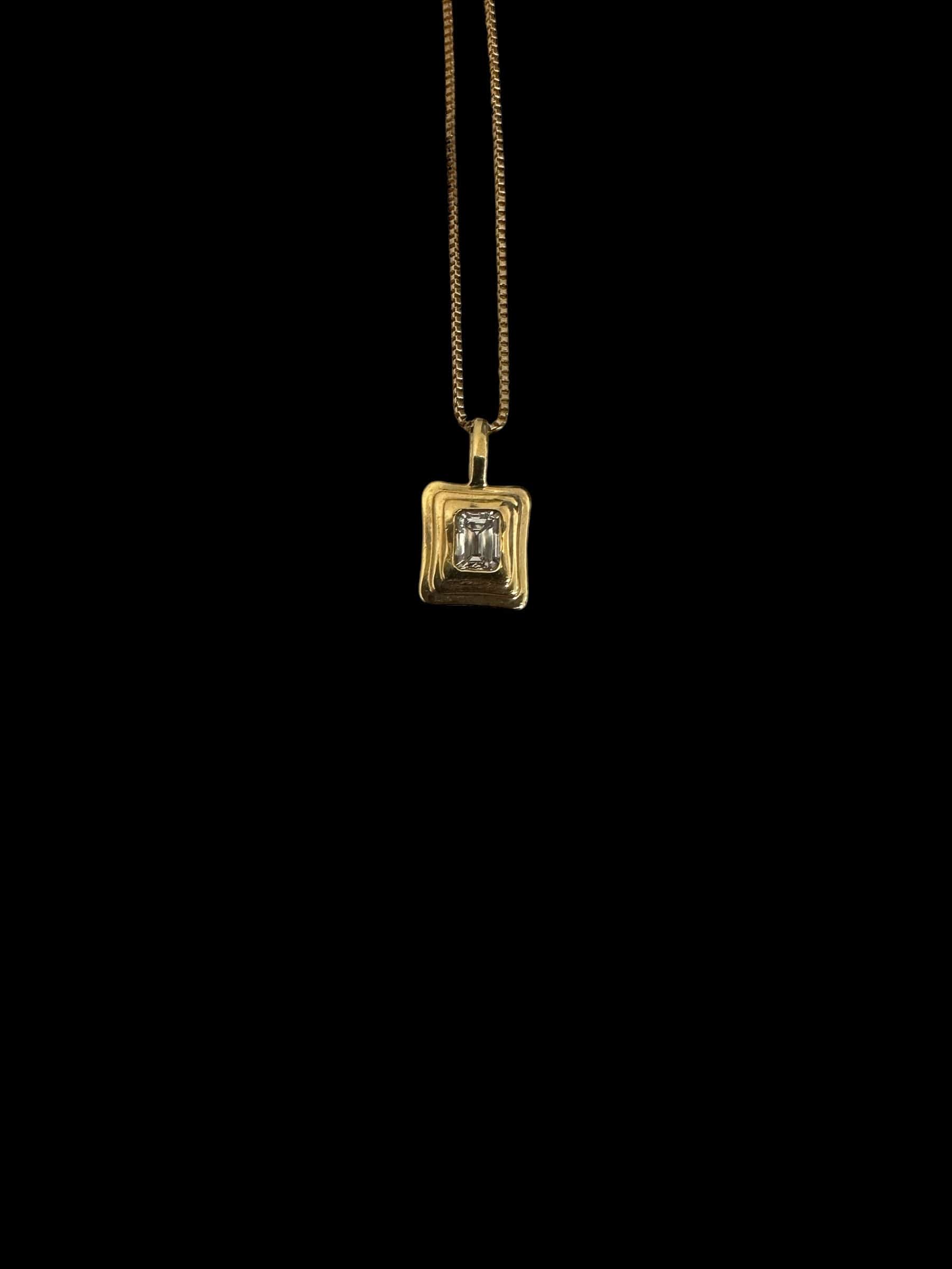 Luxury Promise Emerald Cut Diamond Set in 18K Yellow Gold Necklace