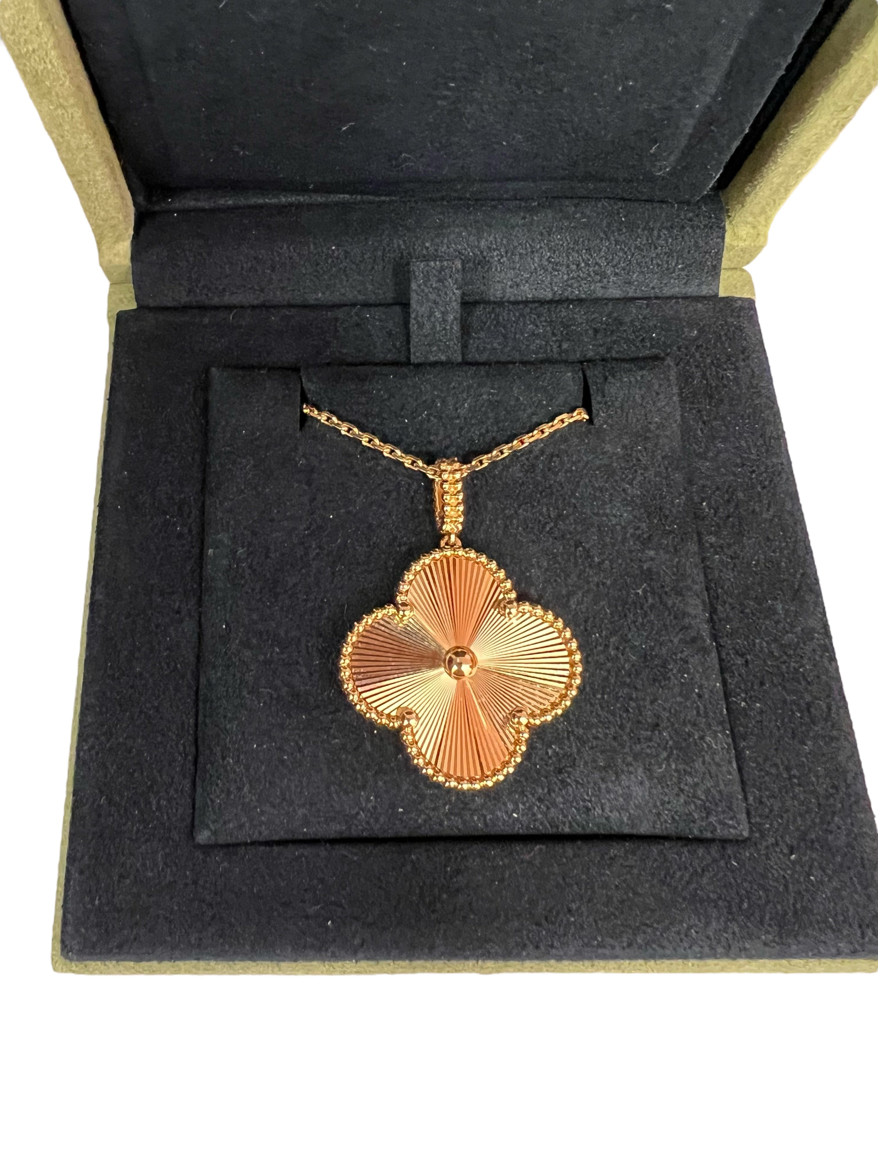 Van Cleef & Arpels Van Cleef and Arpels Magic Alhambra Guilloche 18k YG Long Necklace
Comes with Box and Certificate SKCY101