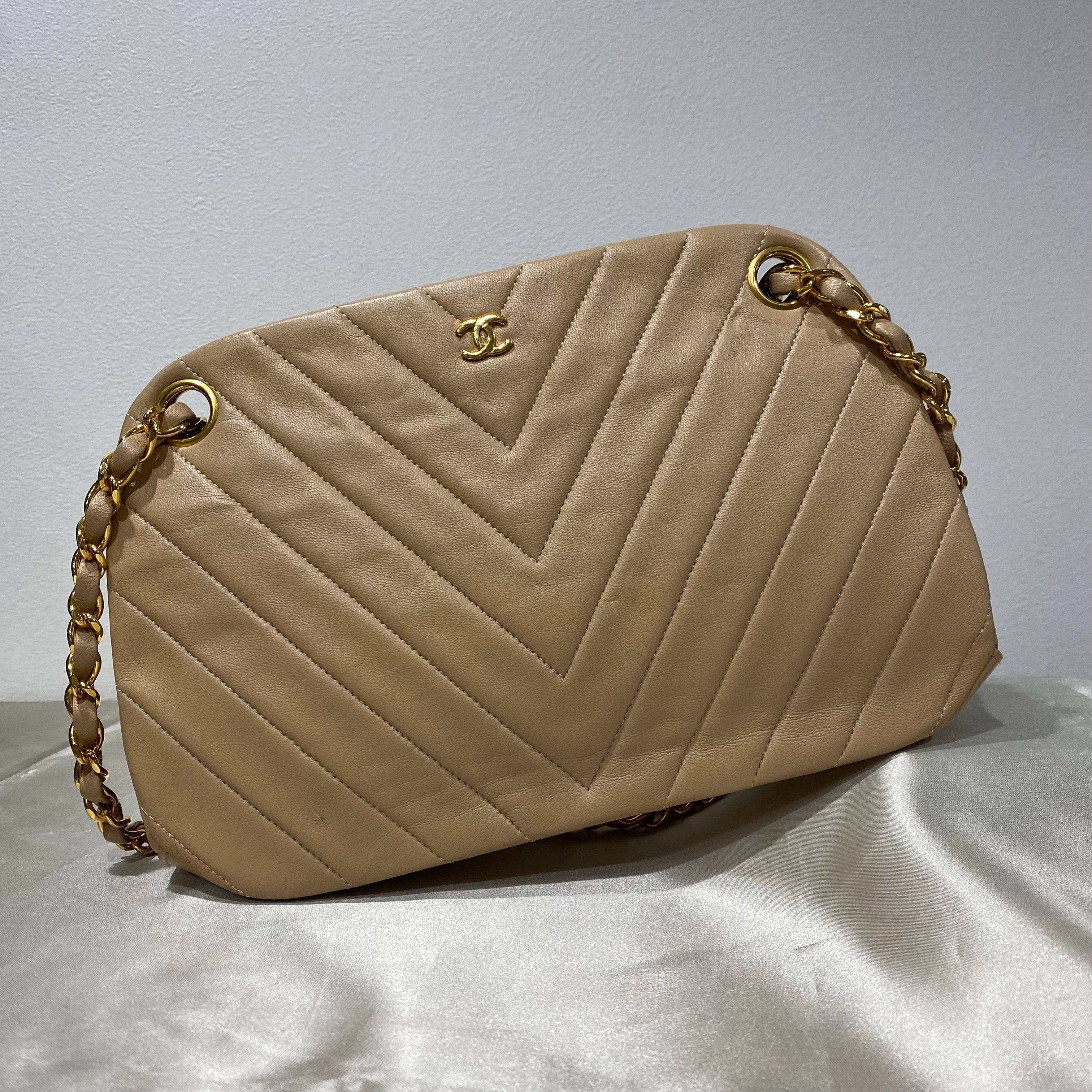 VINTAGE LOVER PURPOSE CHANEL VINTAGE CHEVRON CHAIN TOTE BAG BEIGE LAMB SKIN 90208482