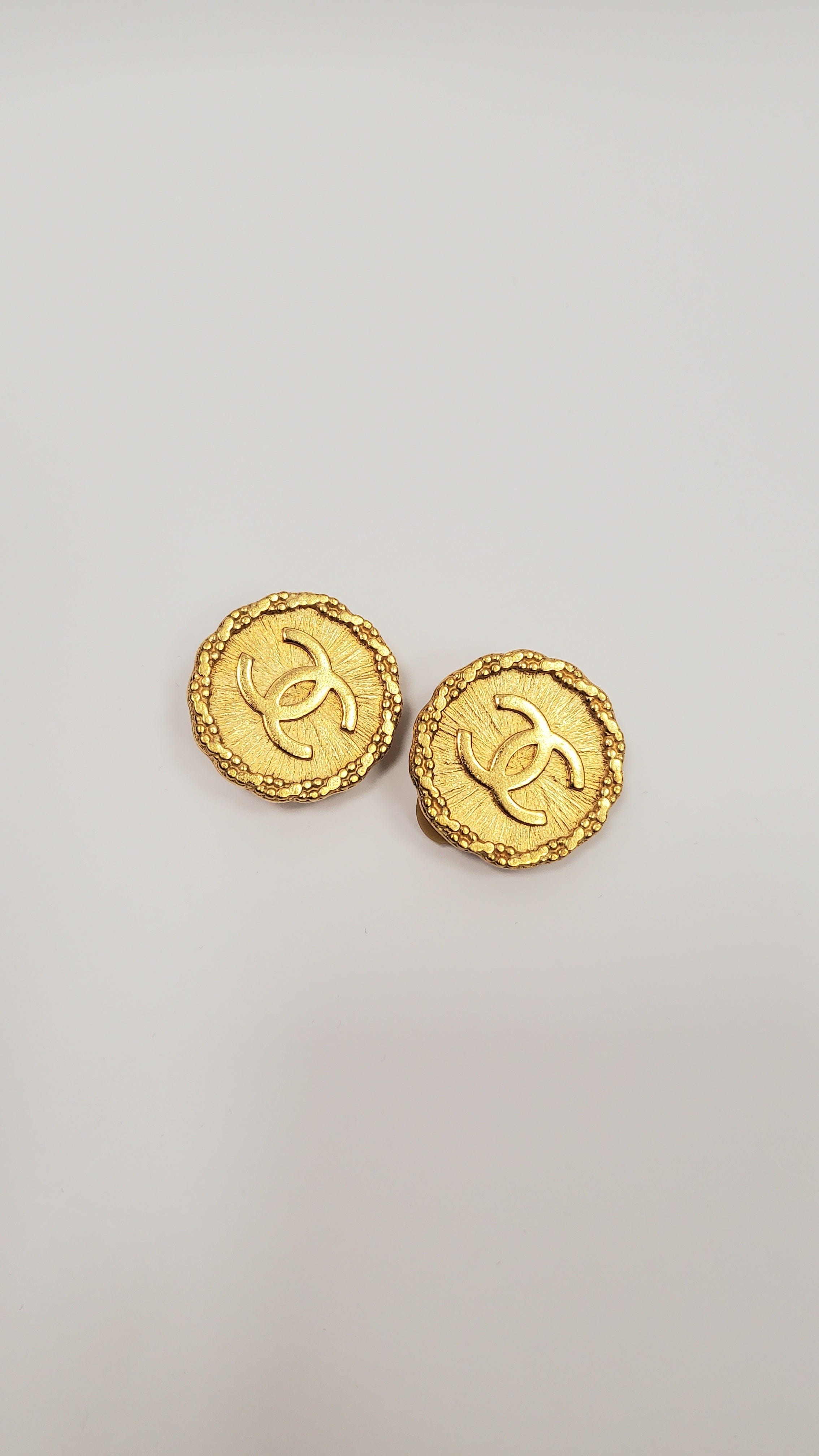 Chanel Cha sunburst & dot twist cc earrings - AWL3579