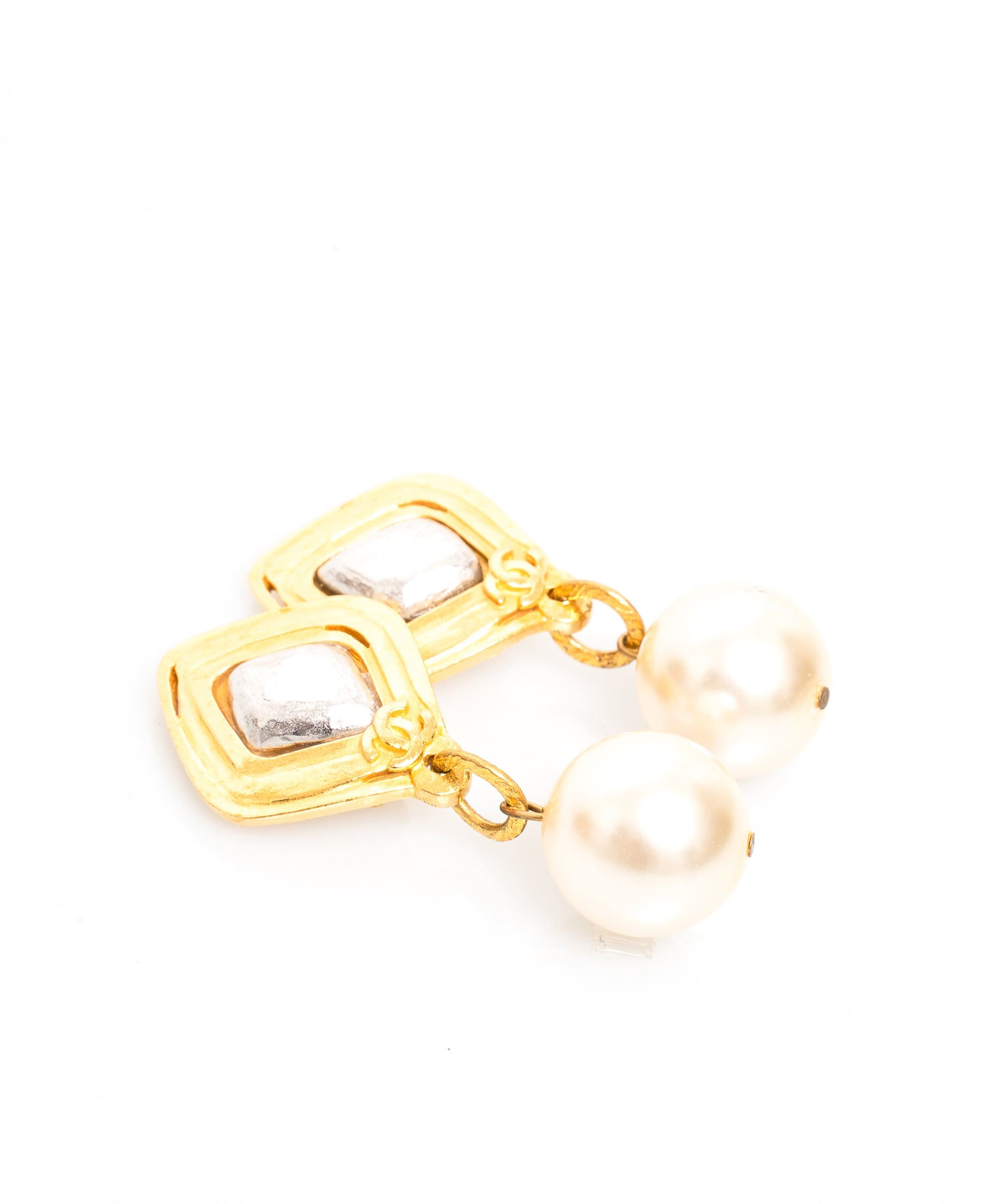 Chanel Chanel 1997 Gold Pearl Drop Earrings - AWL1524