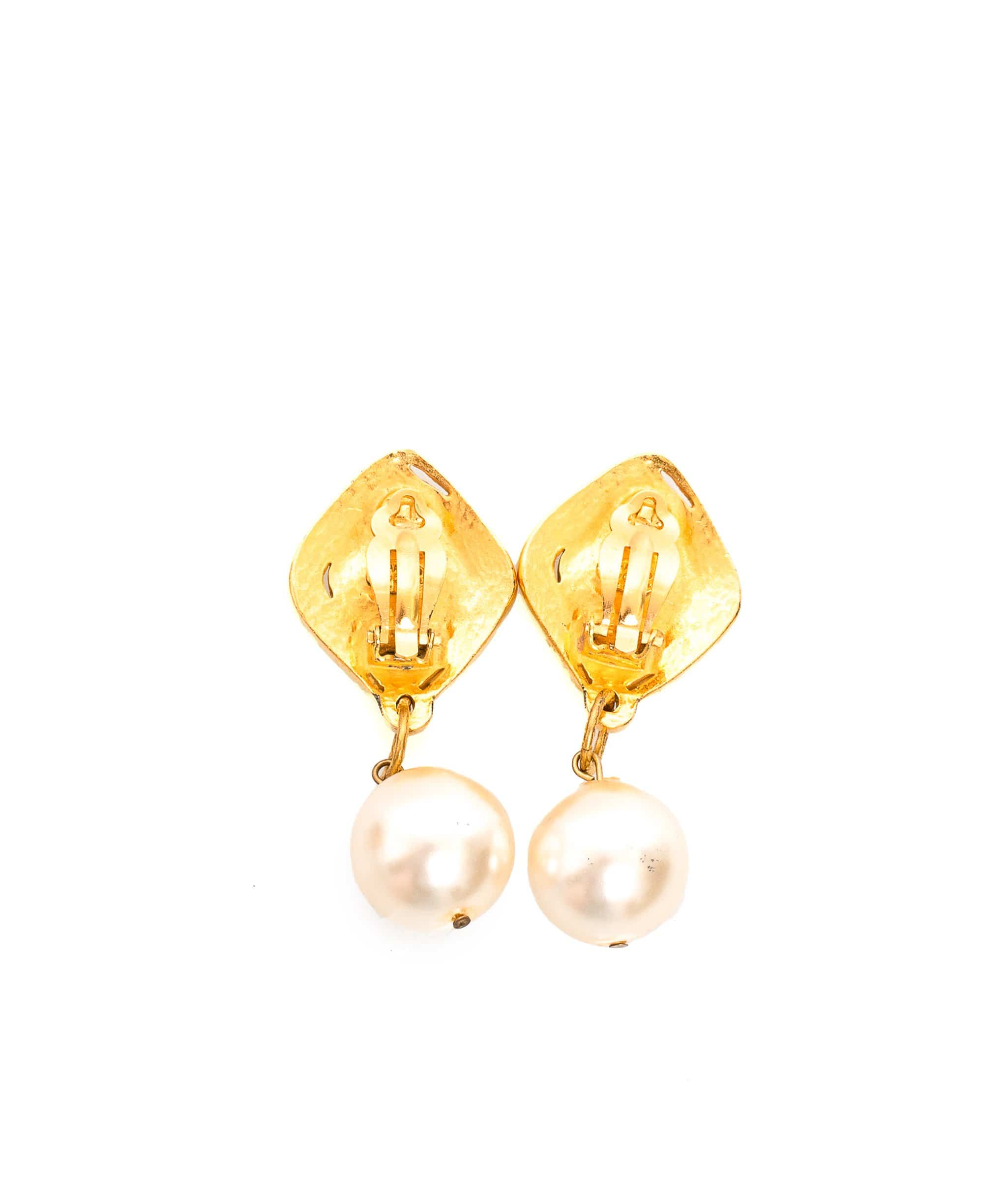 Chanel Chanel 1997 Gold Pearl Drop Earrings - AWL1524